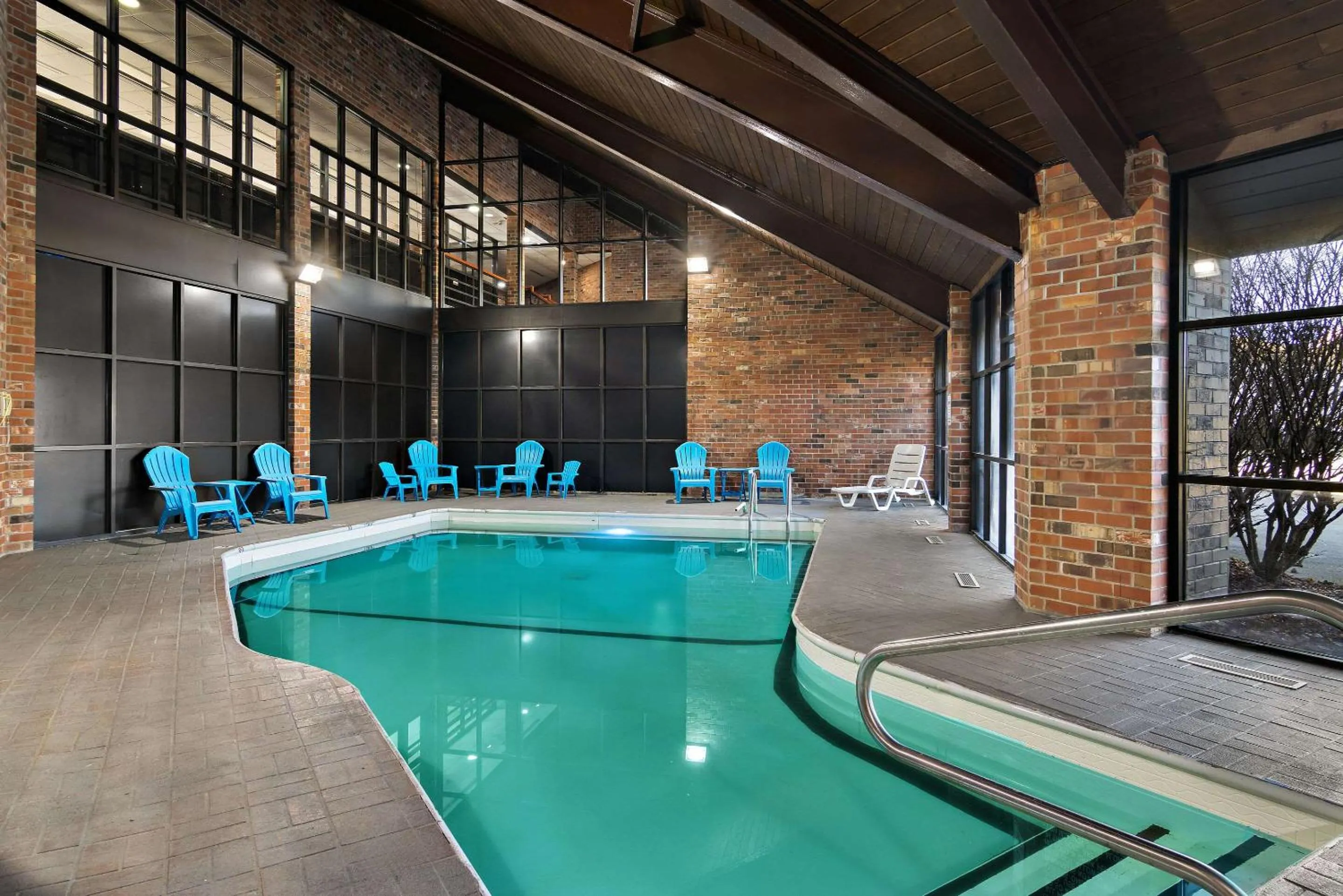 Swimming pool in Clarion Pointe Bloomington-Normal near I-55 and University