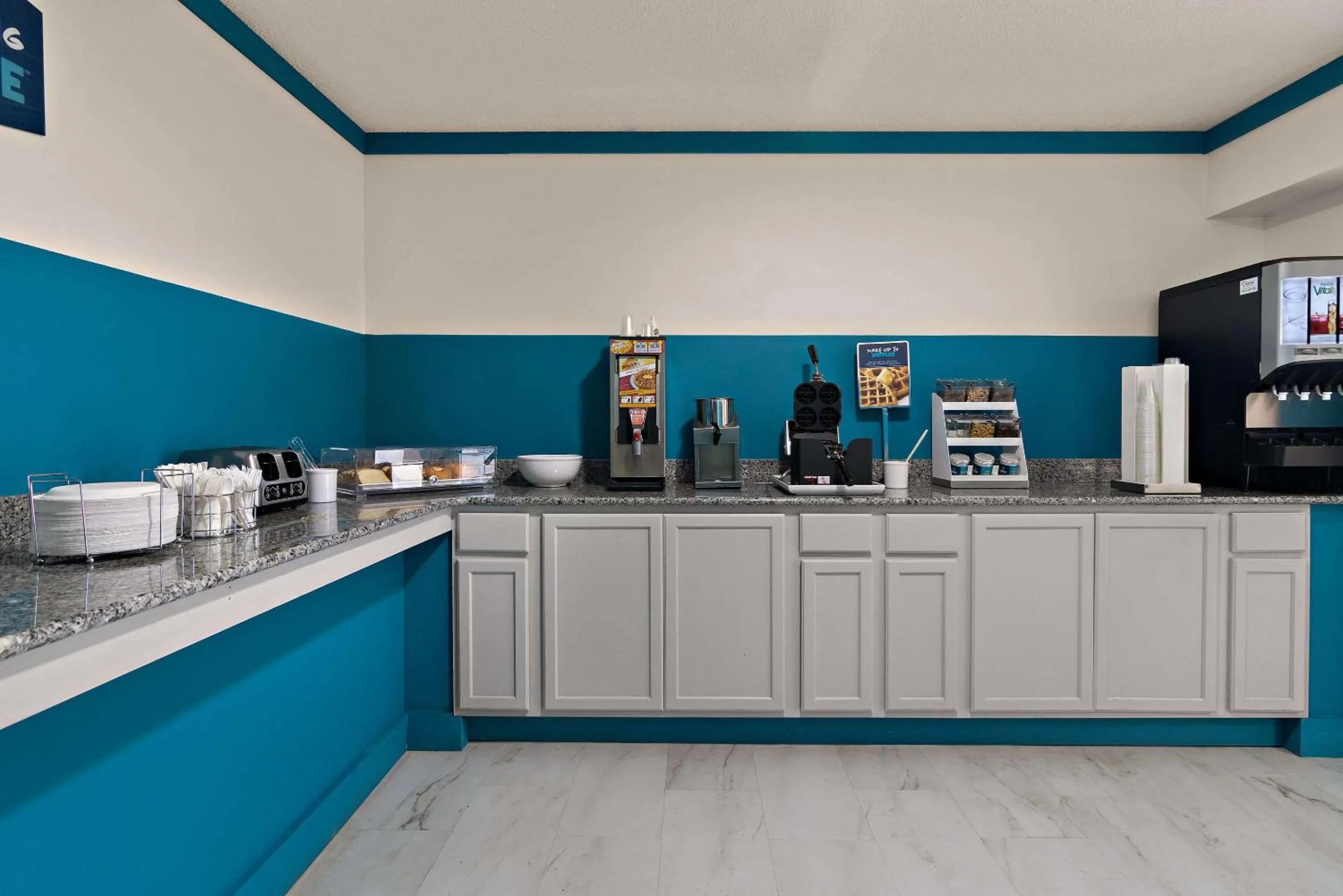 Breakfast in Clarion Pointe Bloomington-Normal near I-55 and University