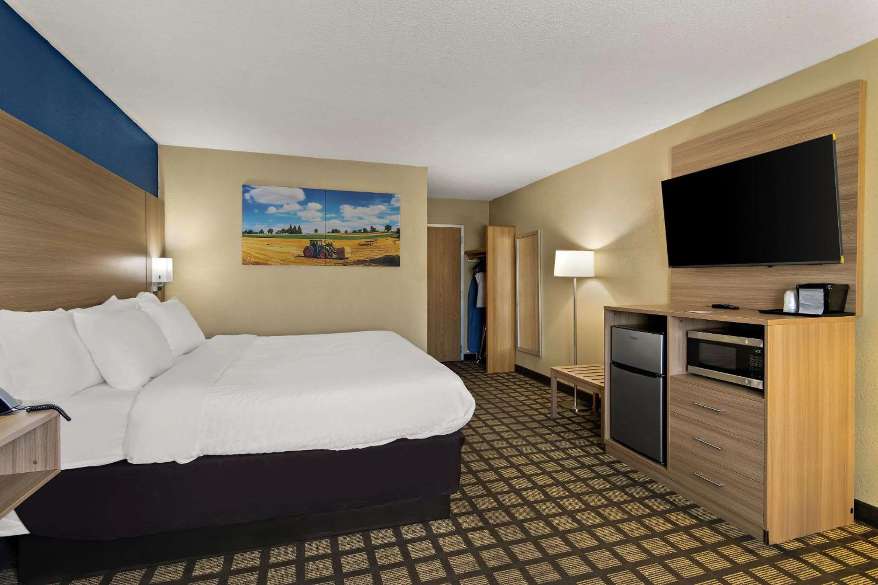 Bedroom, Bed in Clarion Pointe Bloomington-Normal near I-55 and University