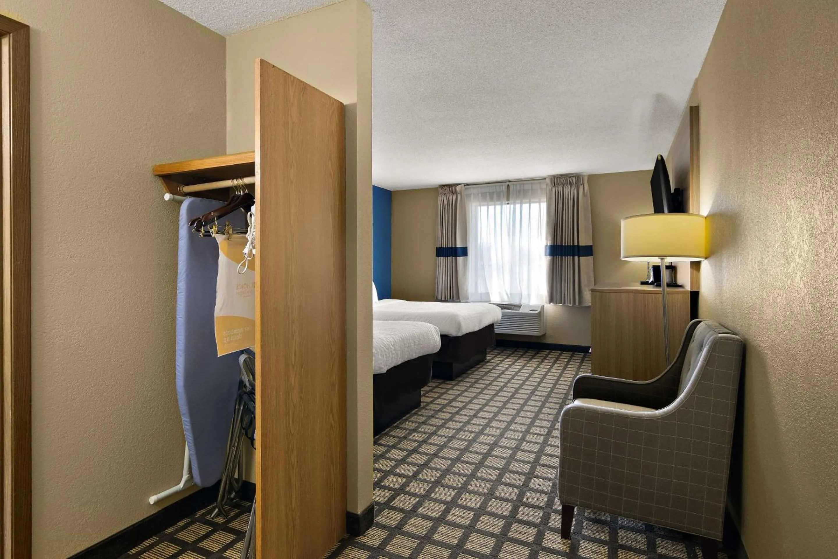 Bedroom, Bed in Clarion Pointe Bloomington-Normal near I-55 and University