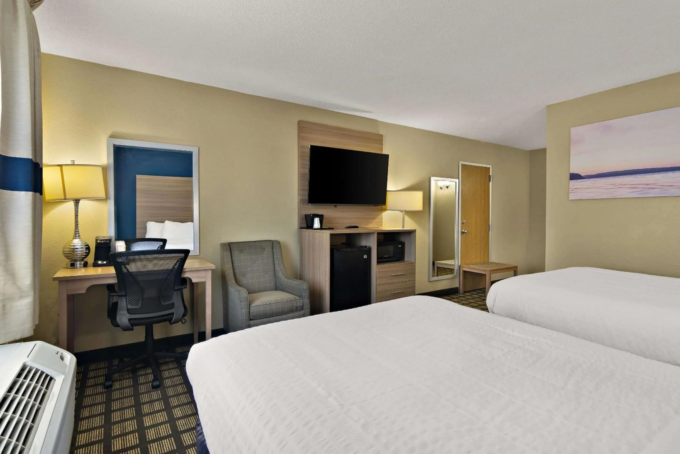 Bedroom, Bed in Clarion Pointe Bloomington-Normal near I-55 and University