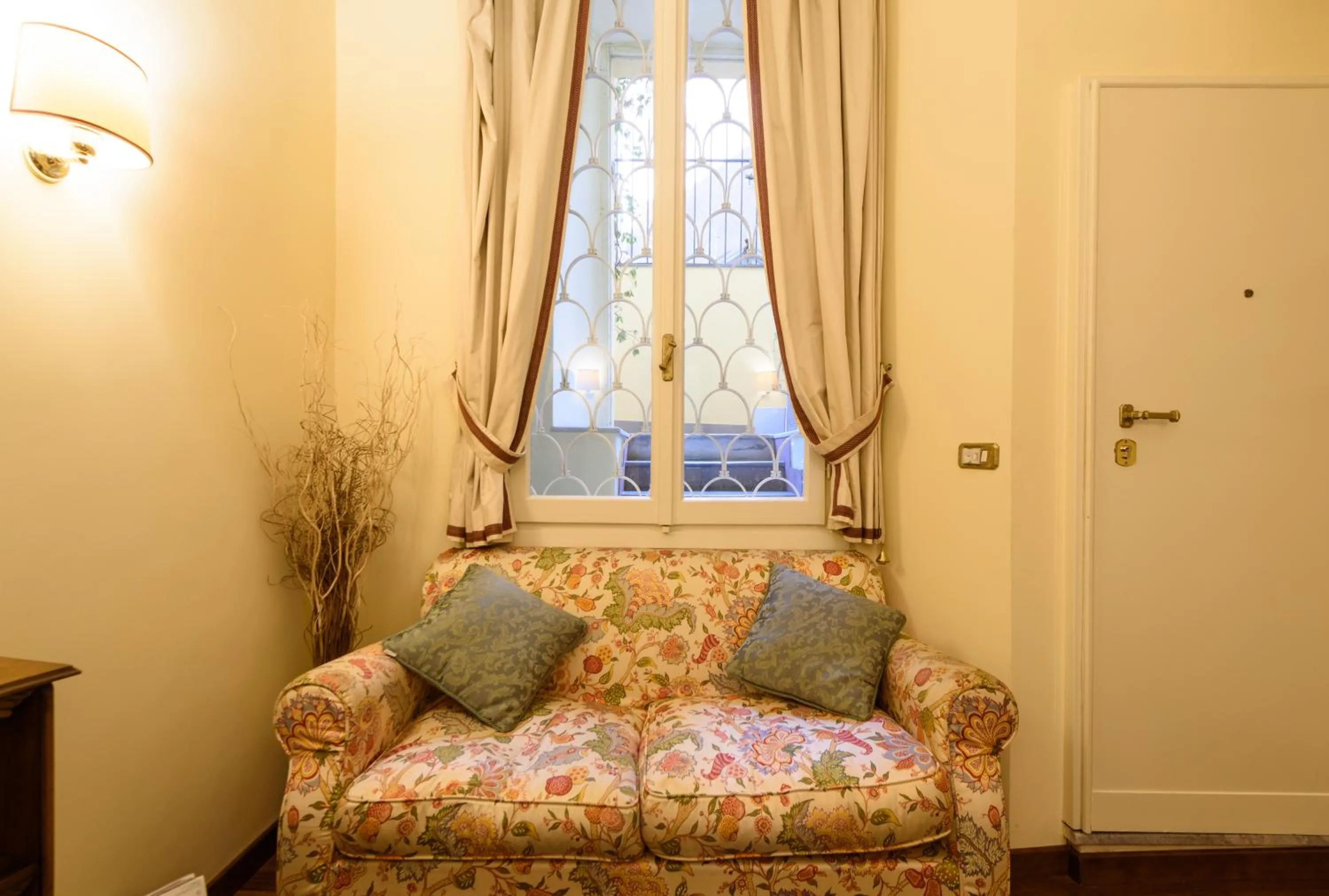 Living room, Bed in Apartment Margutta Center
