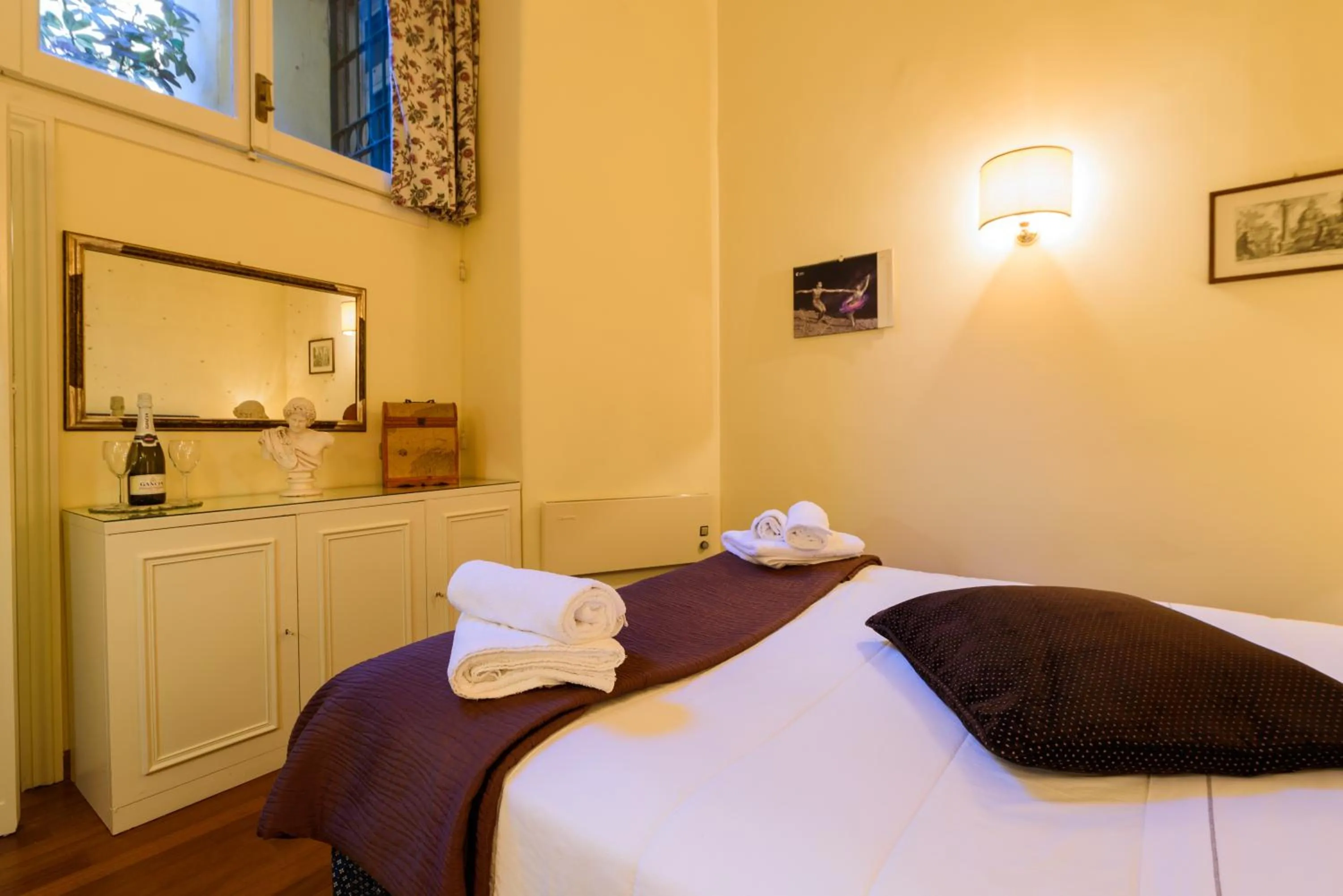 Photo of the whole room, Bed in Apartment Margutta Center