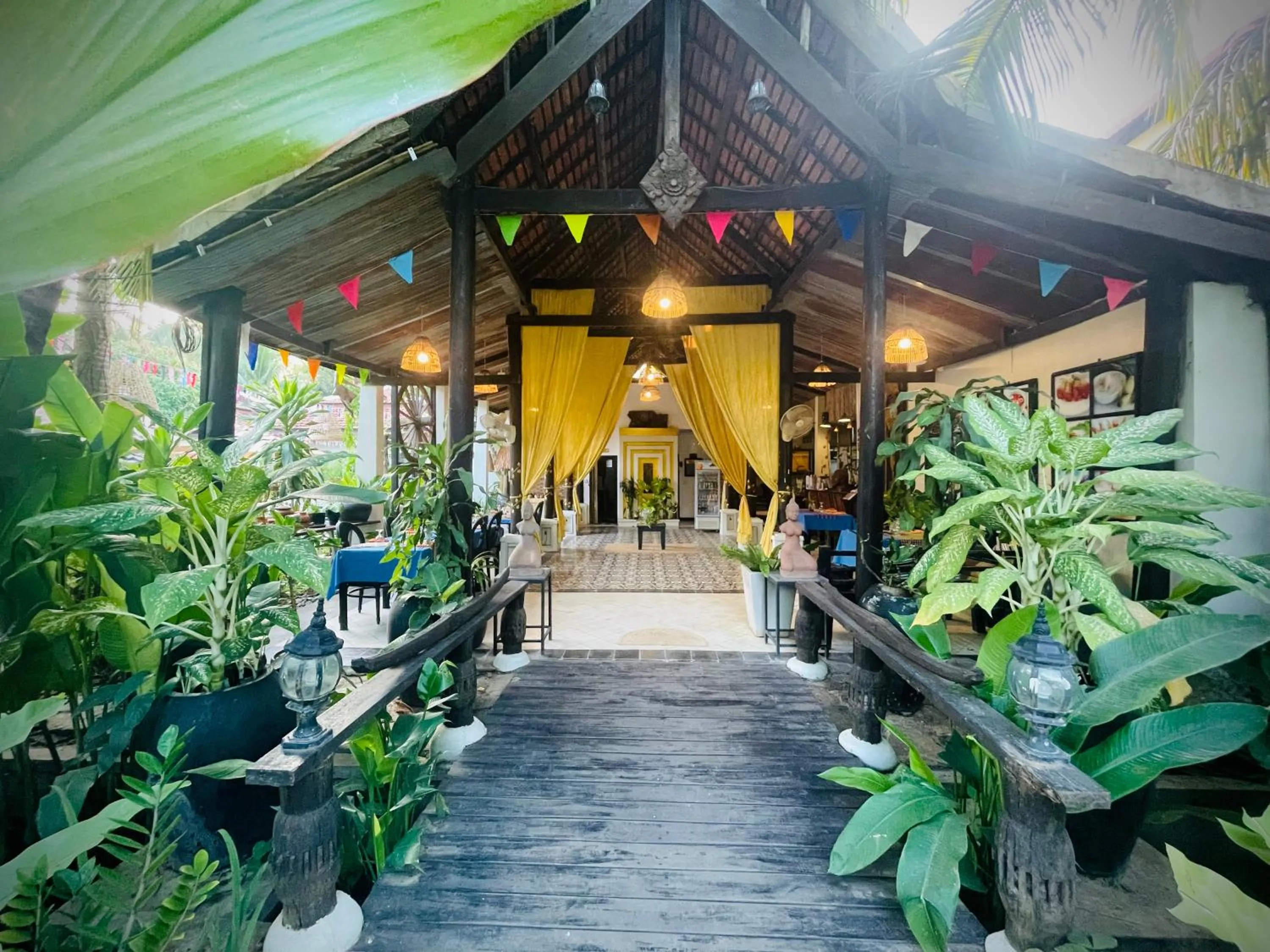 Restaurant/places to eat in The Sanctuary Villa Battambang