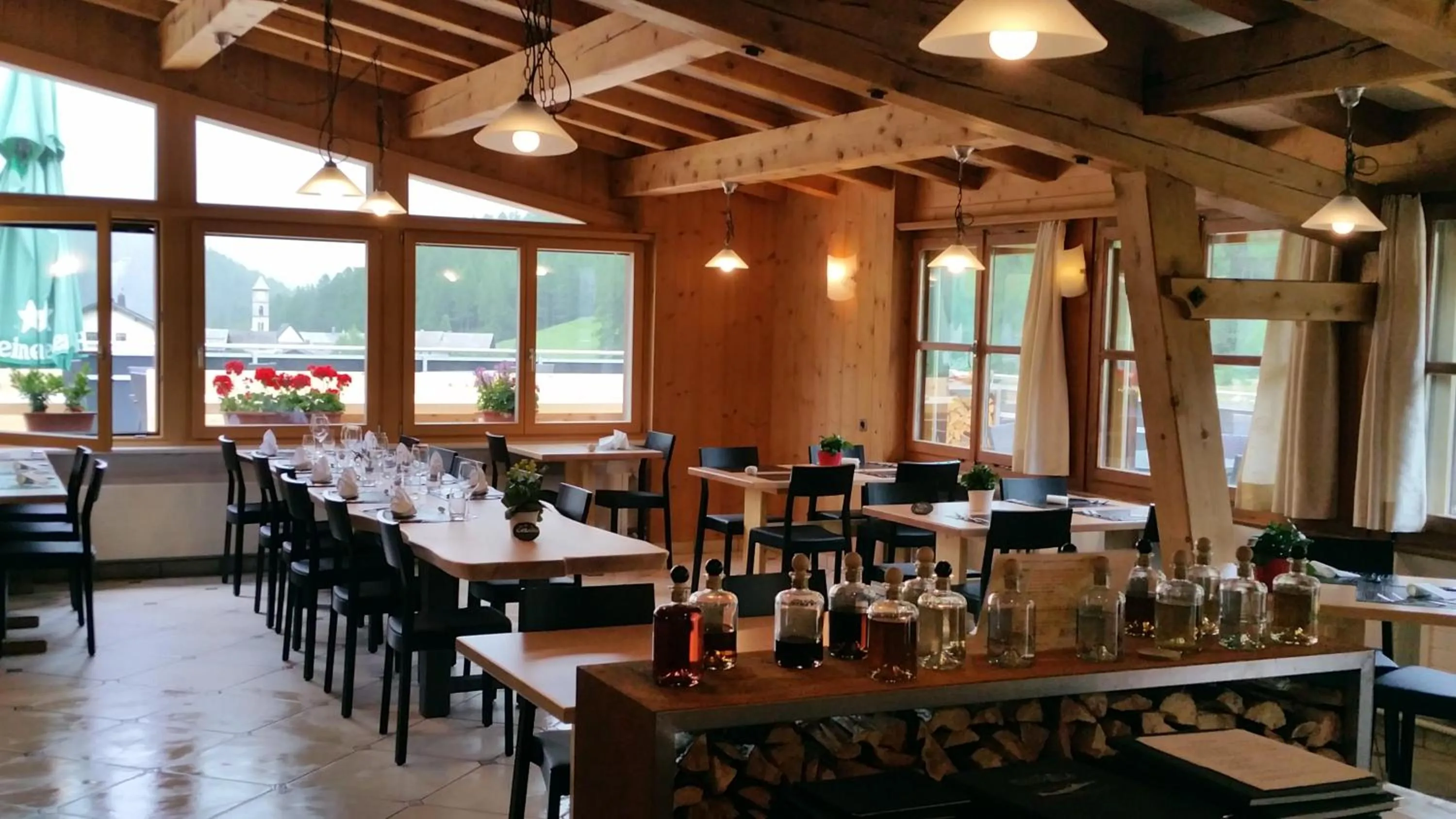 Restaurant/places to eat in Hotel Al Rom