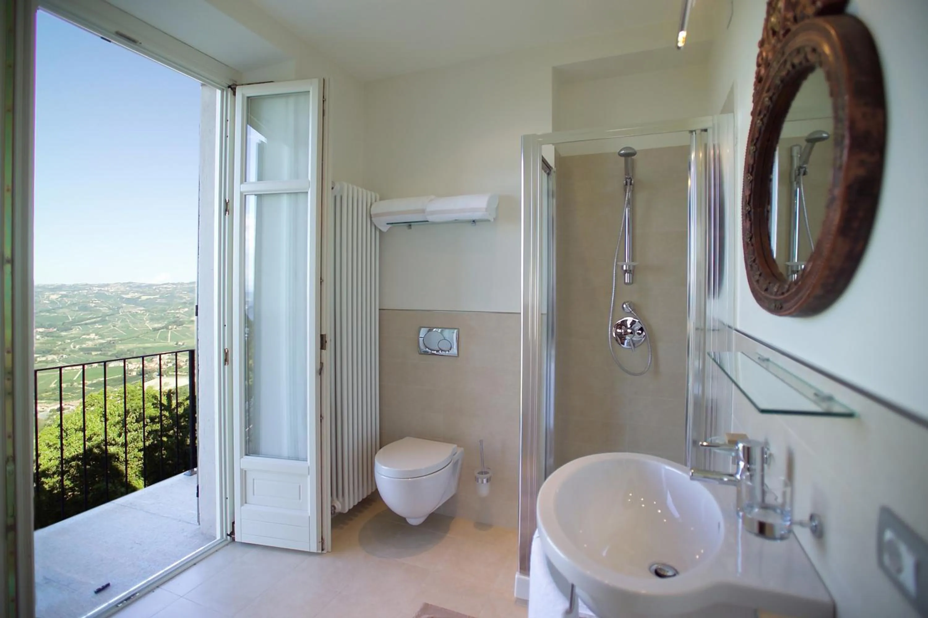 Bathroom in Rocche Costamagna Art Suites