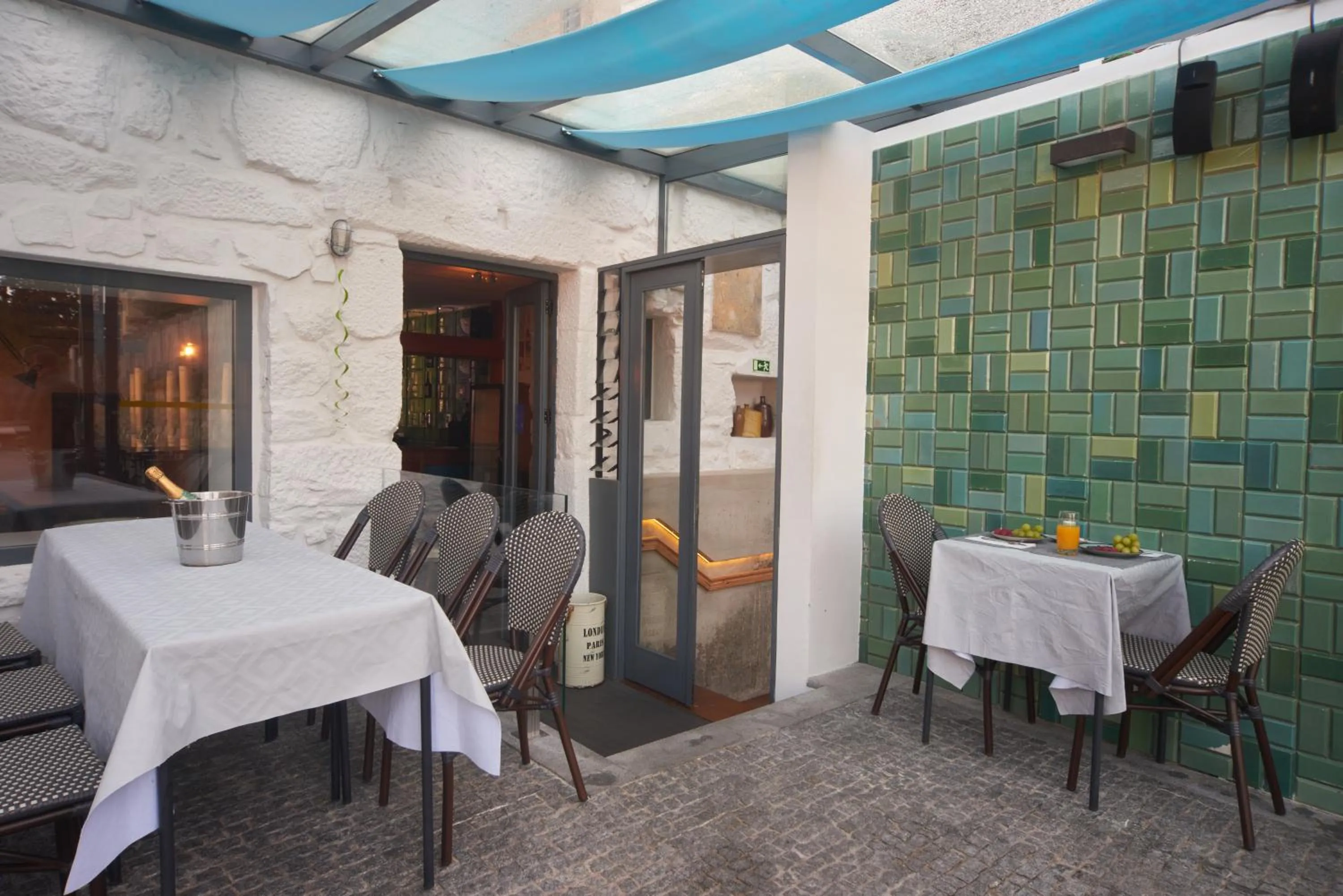 Seating area in Bridge It - Suites & Views