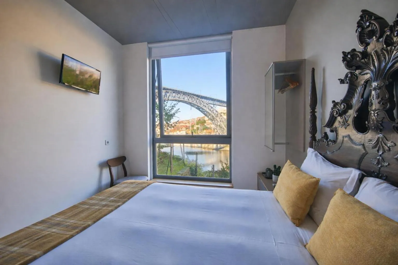 View (from property/room), Bed in Bridge It - Suites & Views