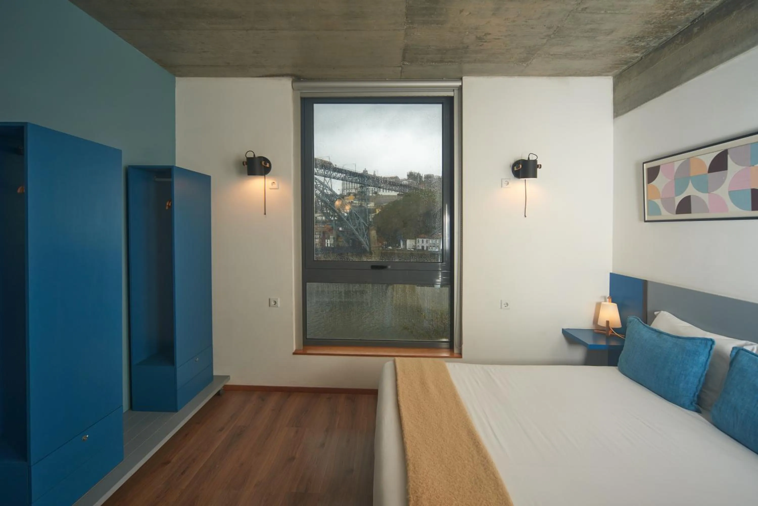 Bedroom, Bed in Bridge It - Suites & Views