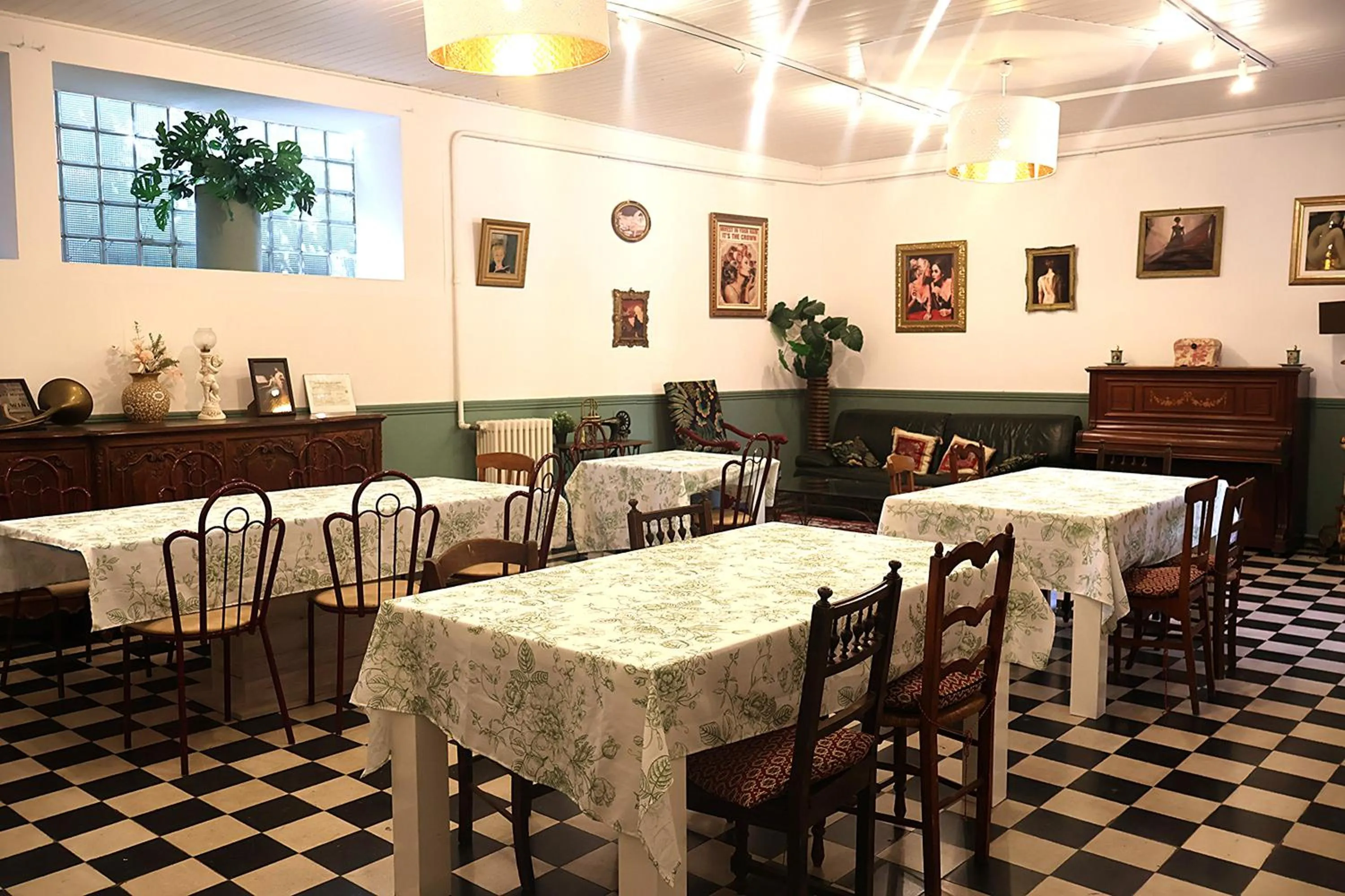 Restaurant/places to eat in La Roseraie