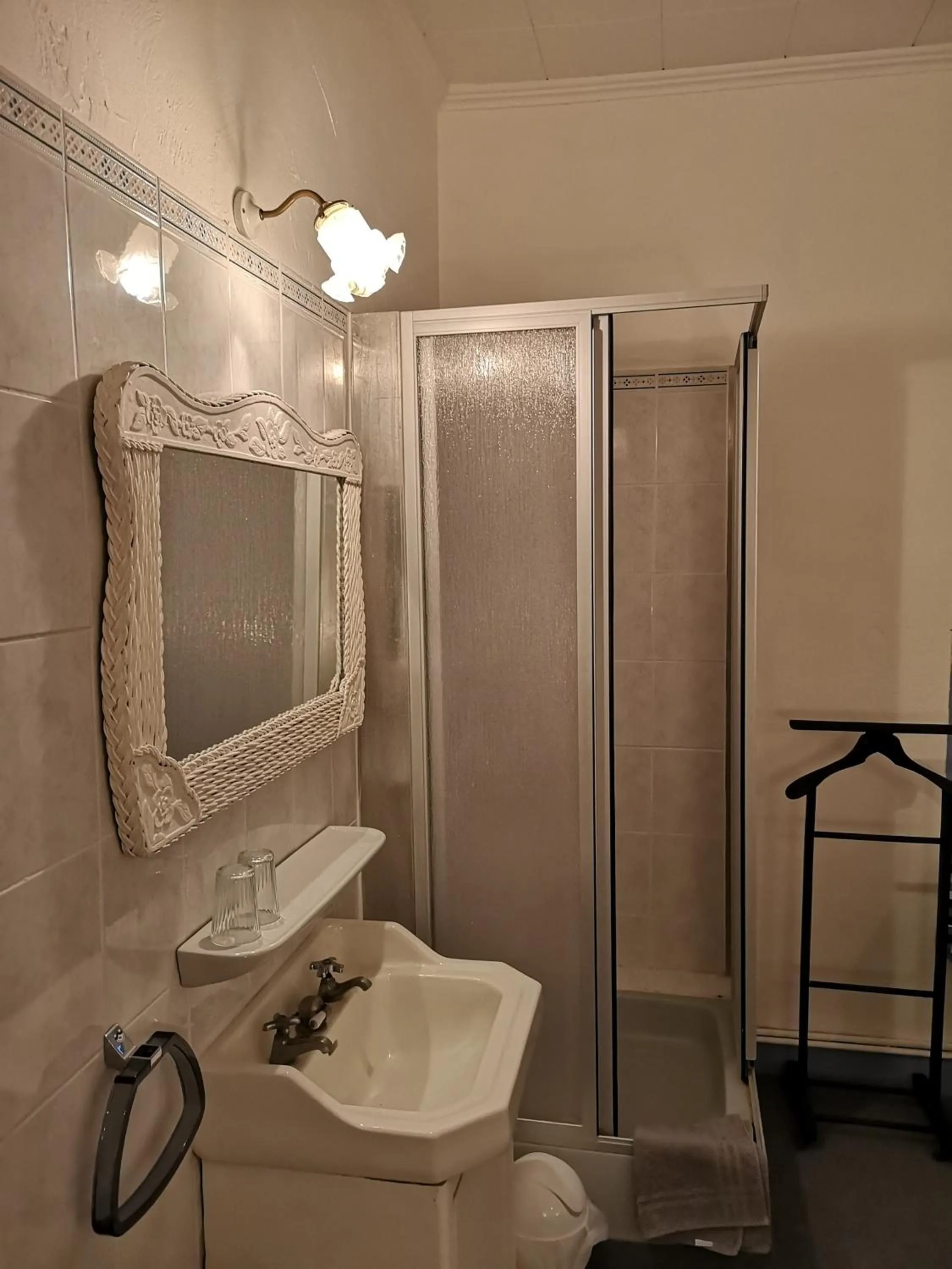 Shower in La Roseraie