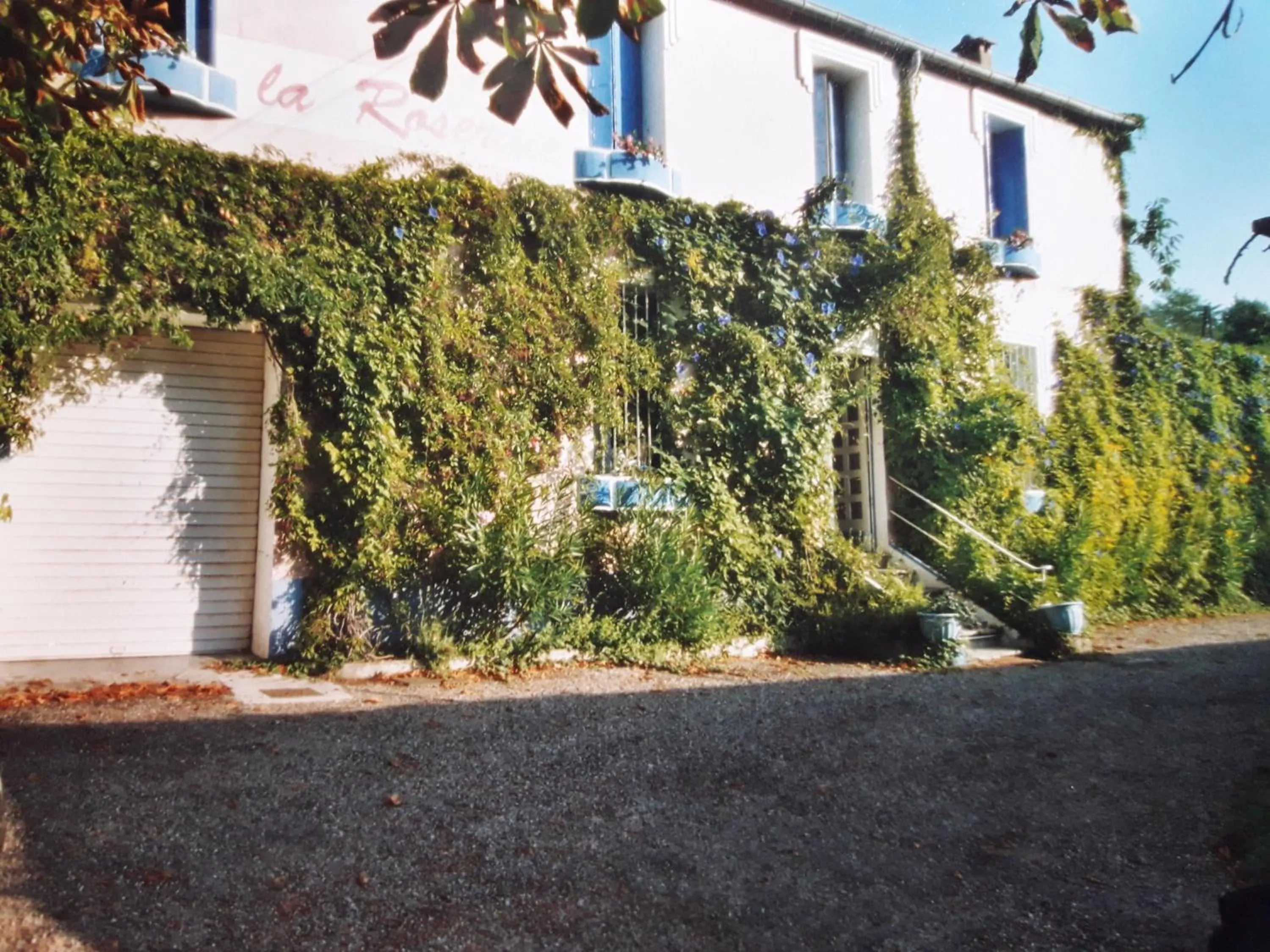 Facade/entrance in La Roseraie