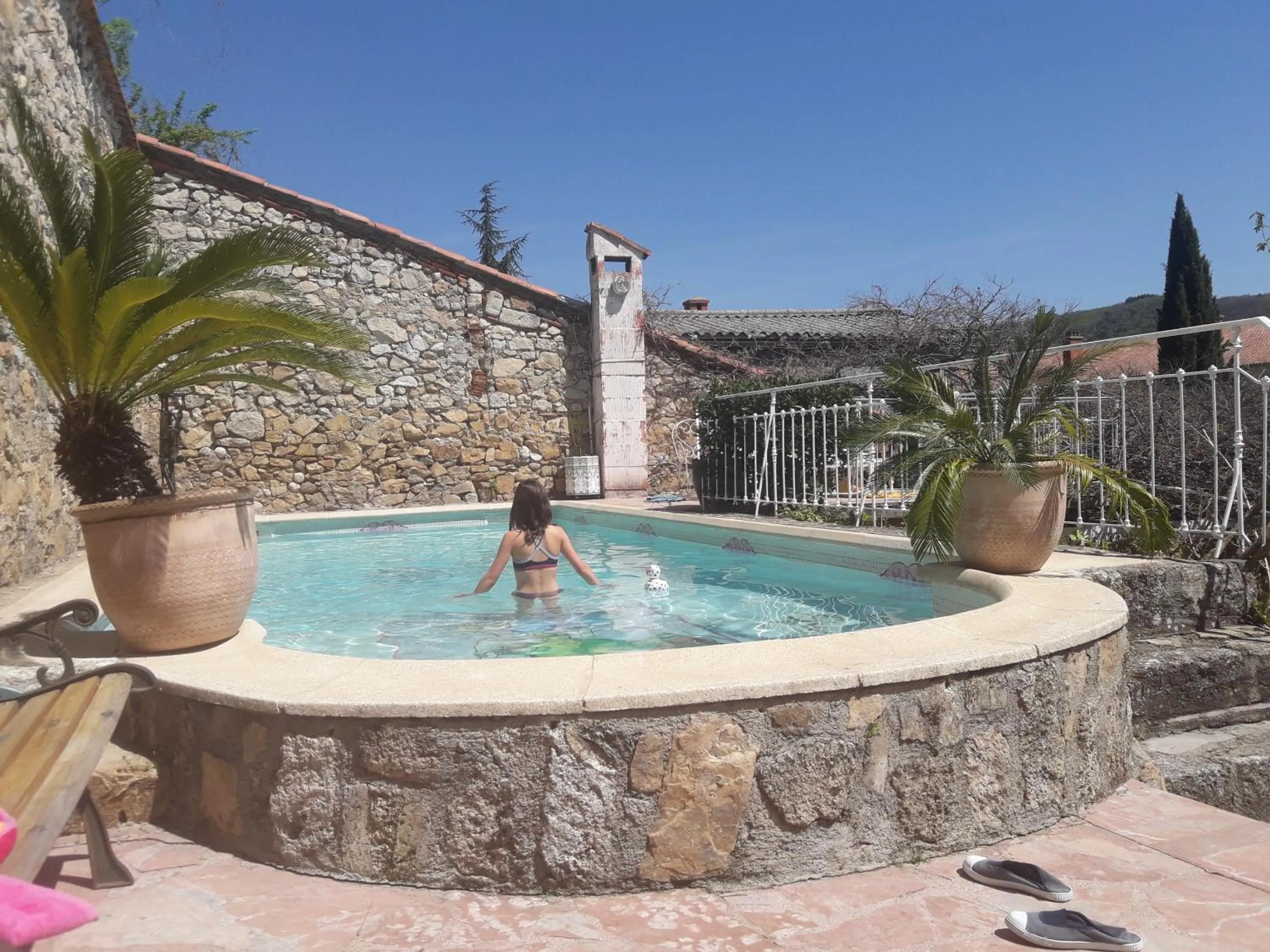 Swimming pool in La Roseraie
