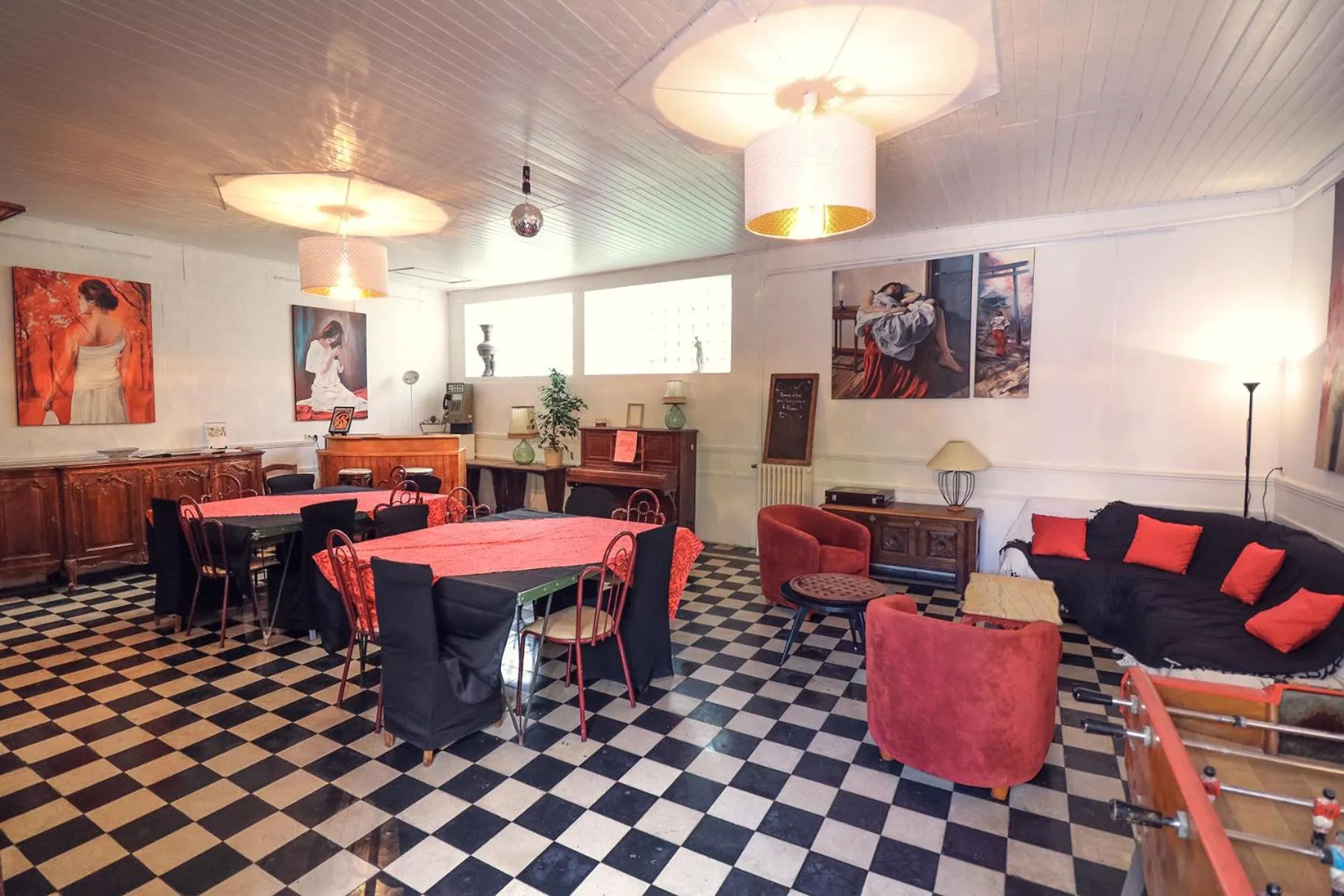 Dining area in La Roseraie