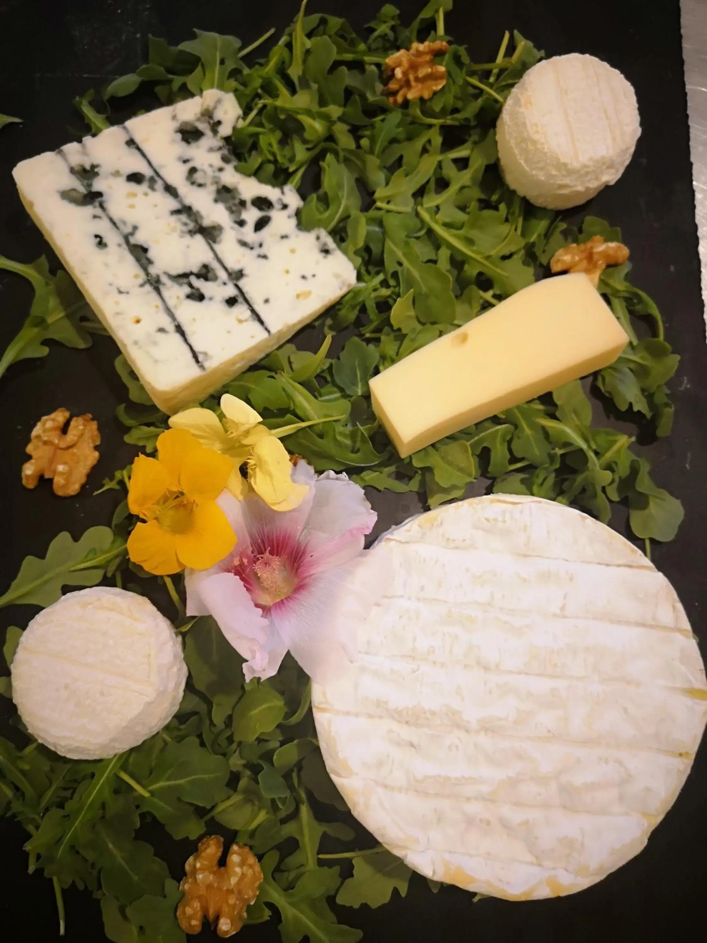 Restaurant/places to eat in La Roseraie