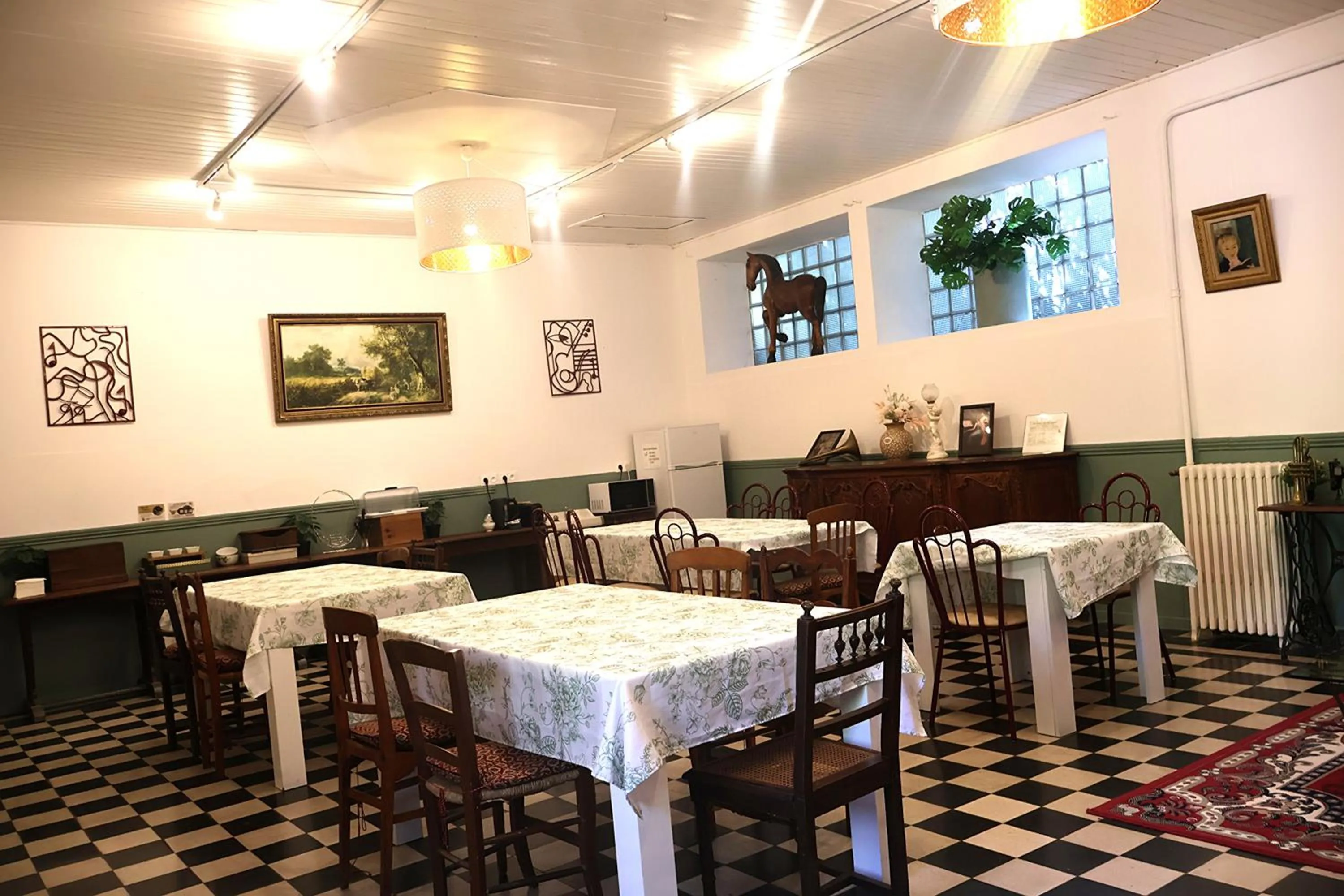 Restaurant/places to eat in La Roseraie