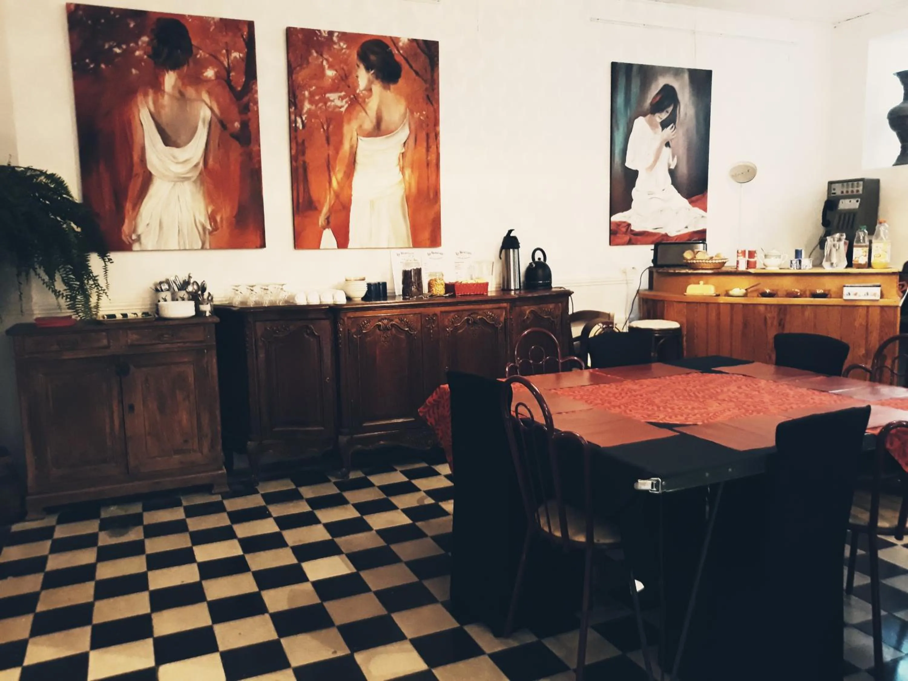 Restaurant/places to eat in La Roseraie