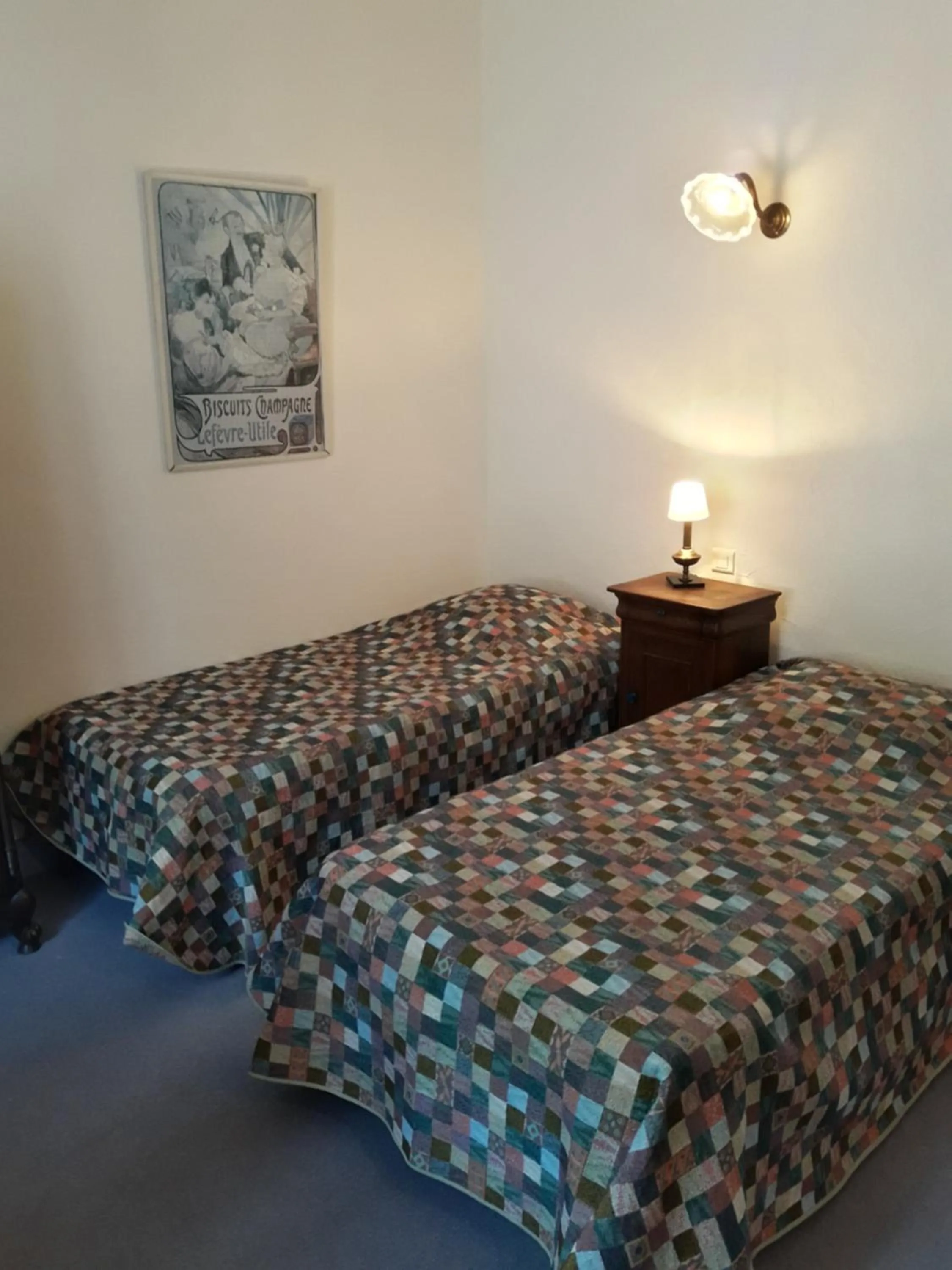 Photo of the whole room, Bed in La Roseraie