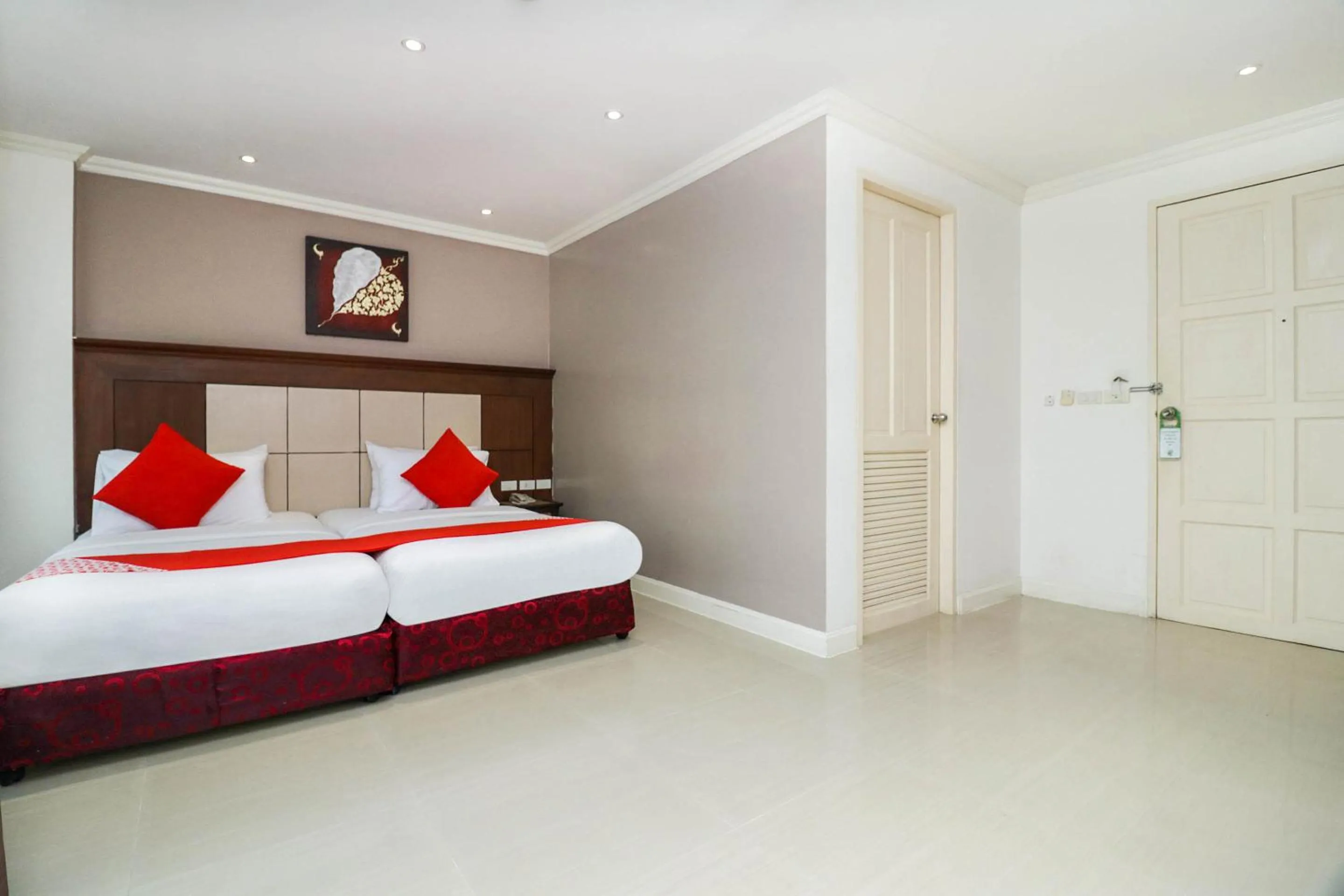 Bedroom, Bed in Natural Beach Hotel Pattaya