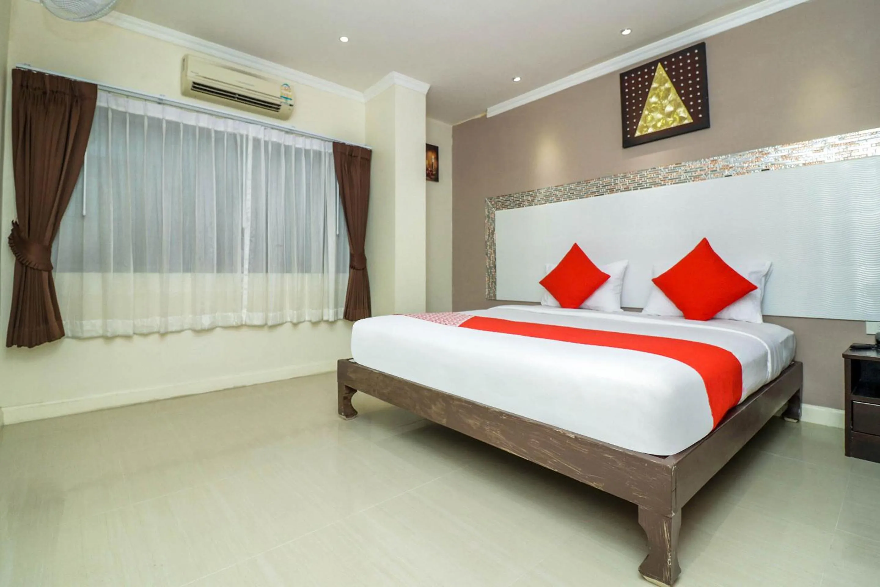 Bedroom, Bed in Natural Beach Hotel Pattaya