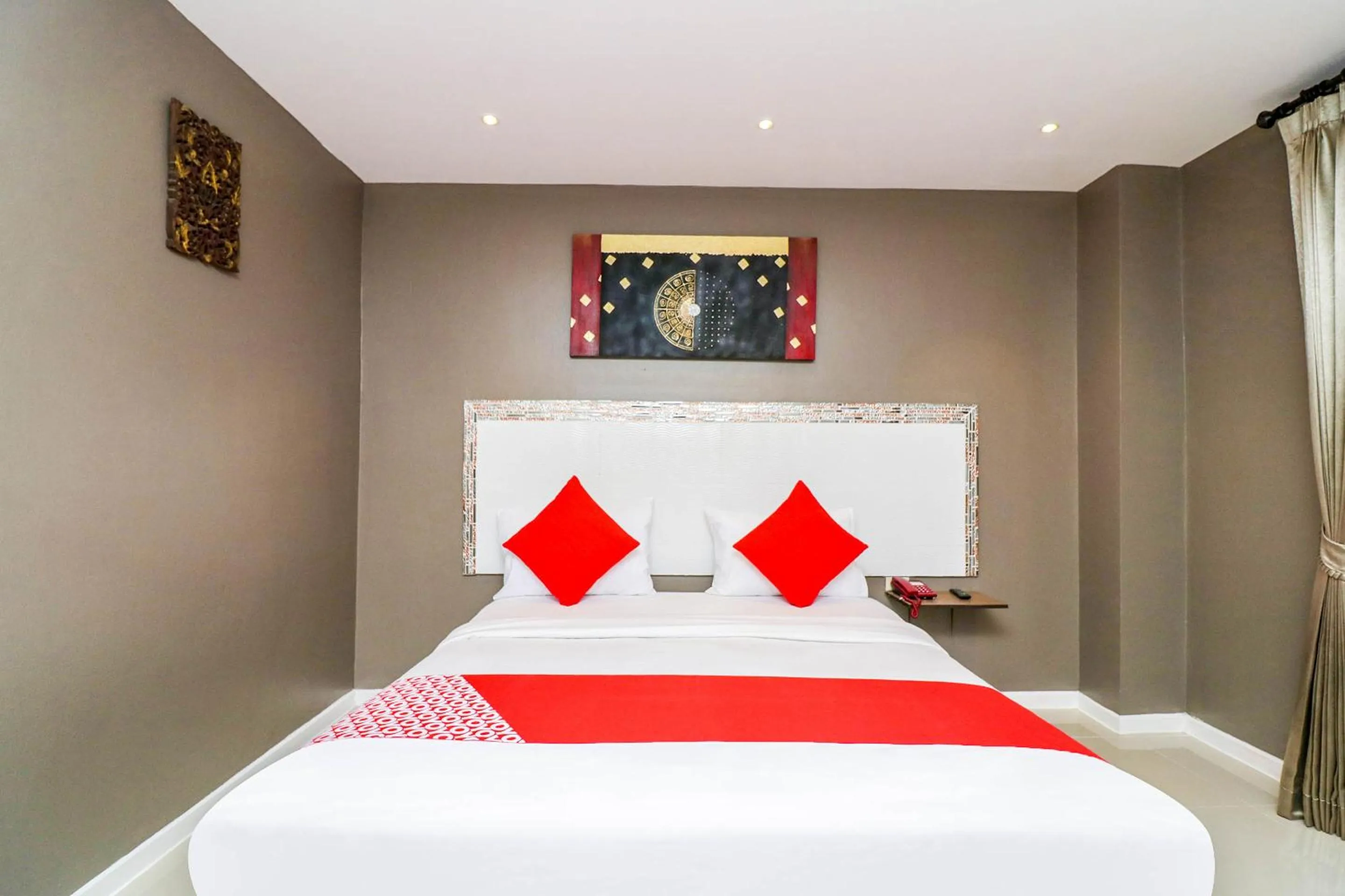 Bedroom, Bed in Natural Beach Hotel Pattaya