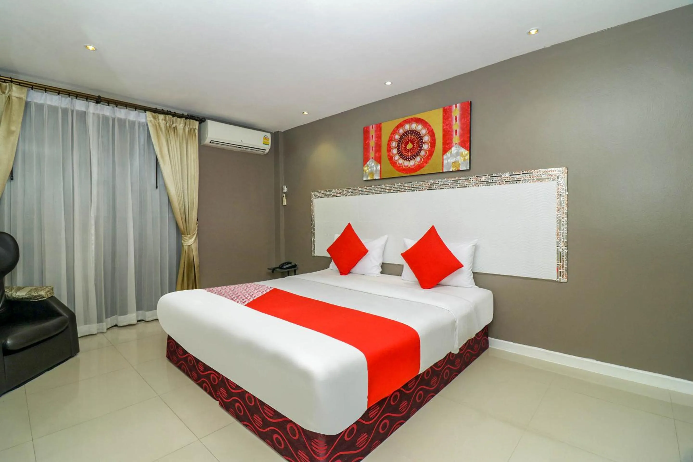 Bedroom, Bed in Natural Beach Hotel Pattaya