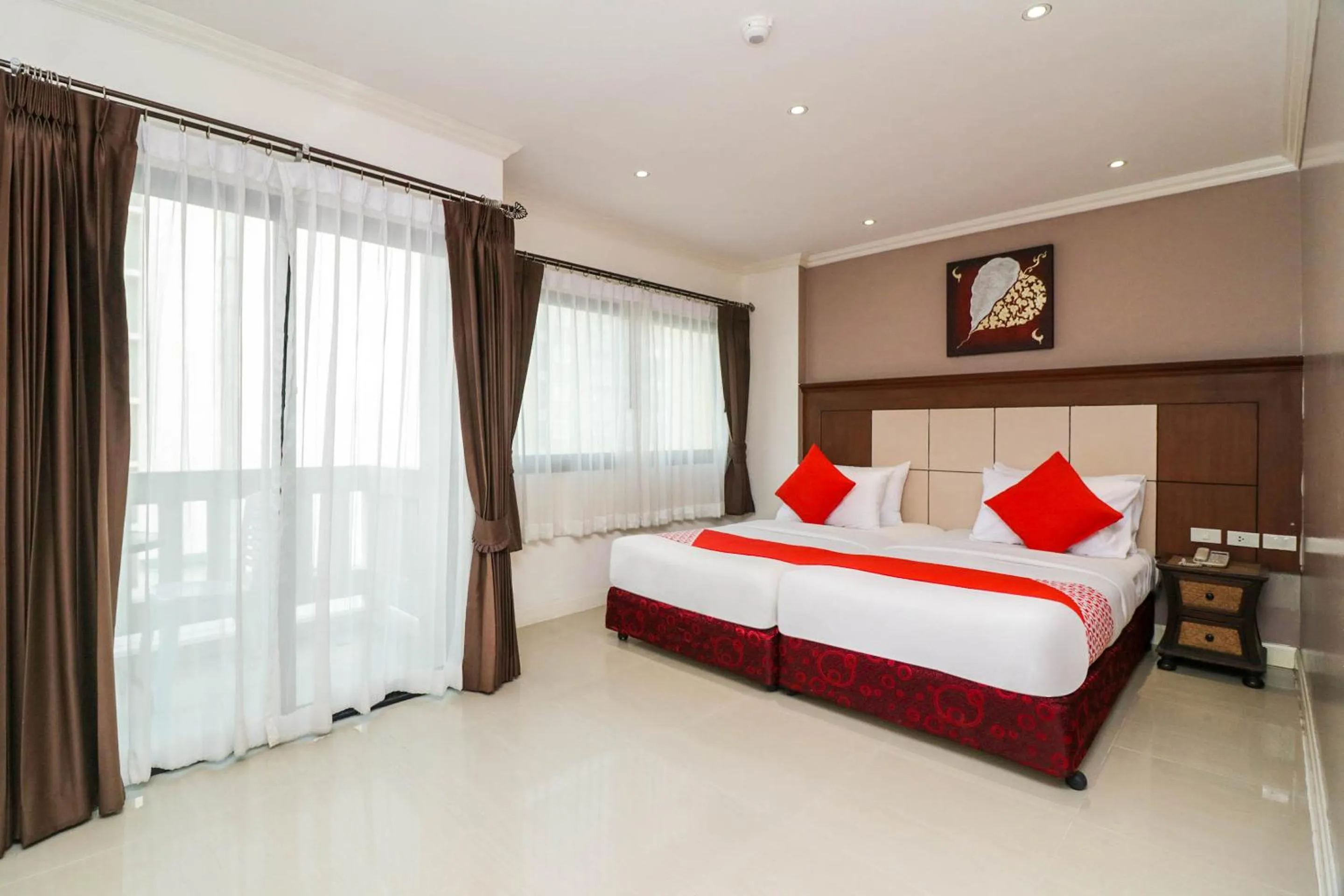 Bedroom, Bed in Natural Beach Hotel Pattaya