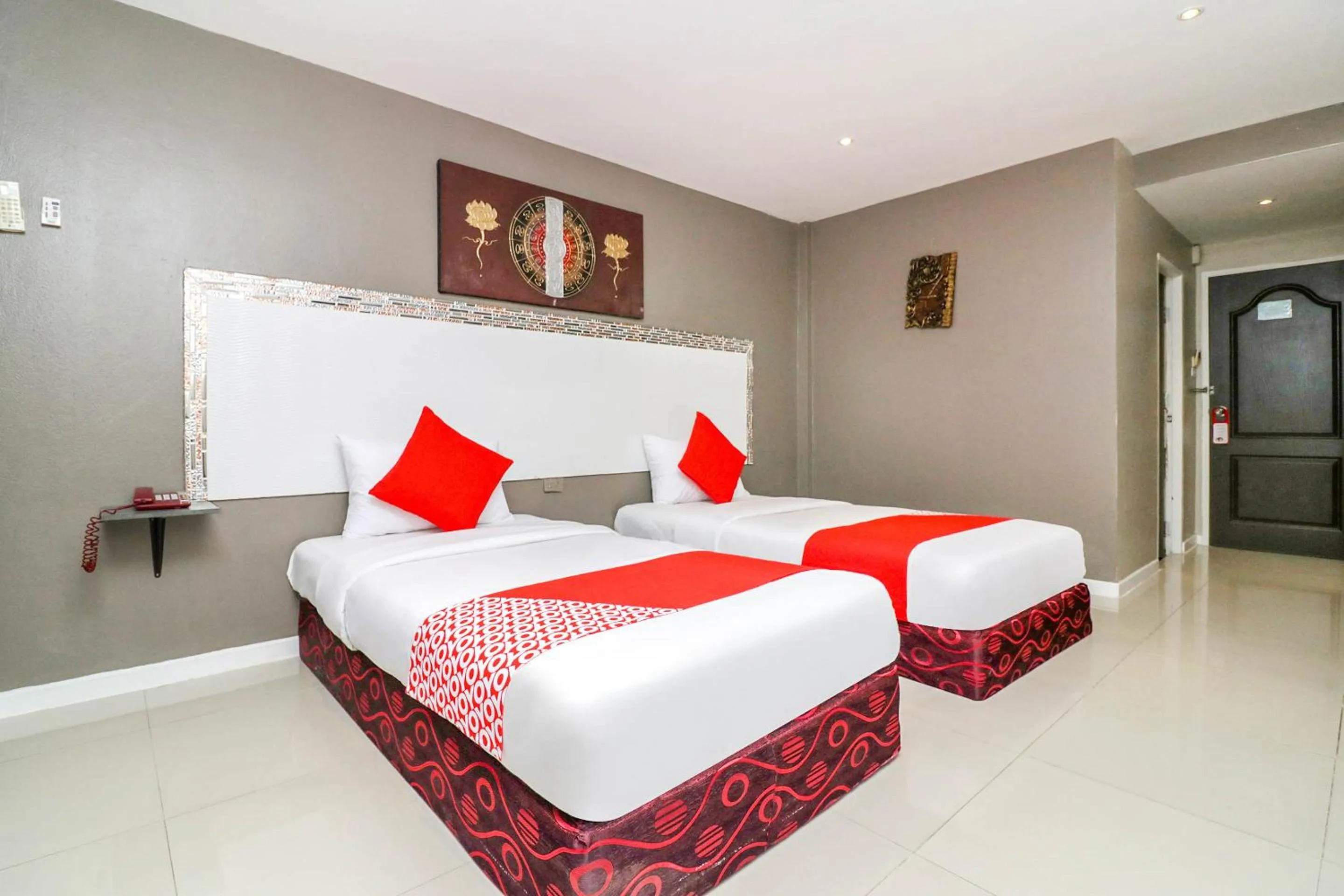 Bedroom, Bed in Natural Beach Hotel Pattaya