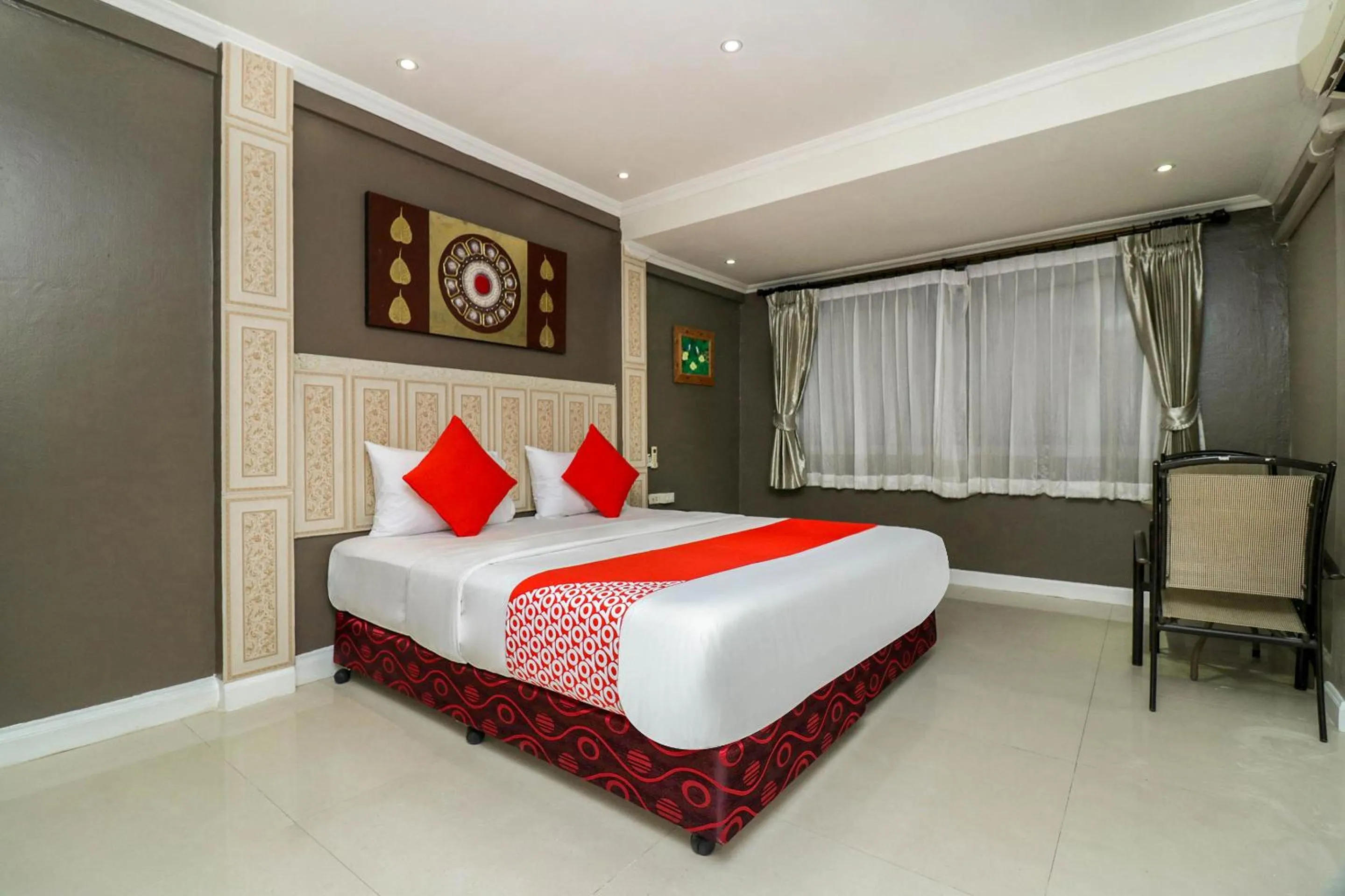 Bedroom, Bed in Natural Beach Hotel Pattaya
