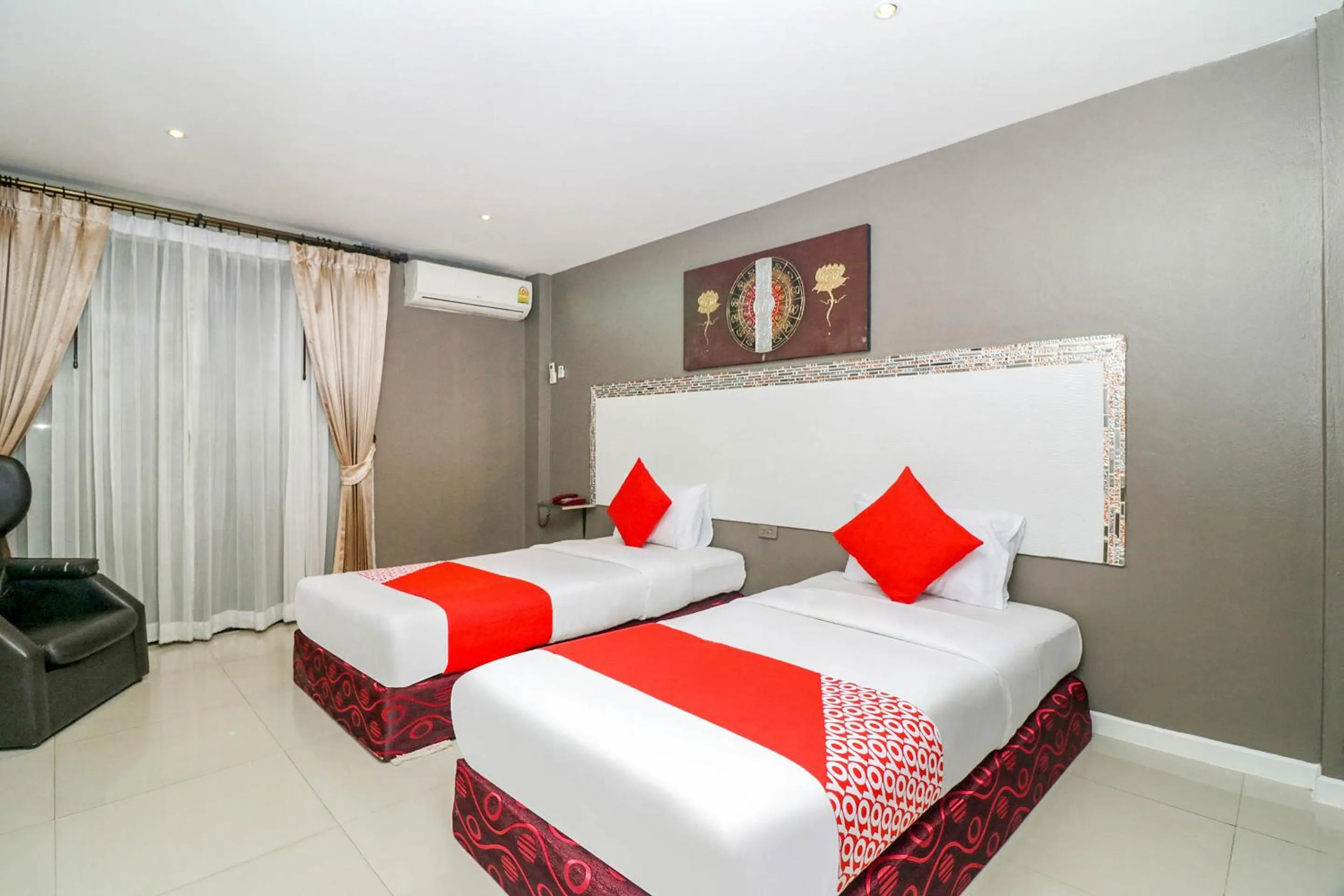 Bedroom, Bed in Natural Beach Hotel Pattaya