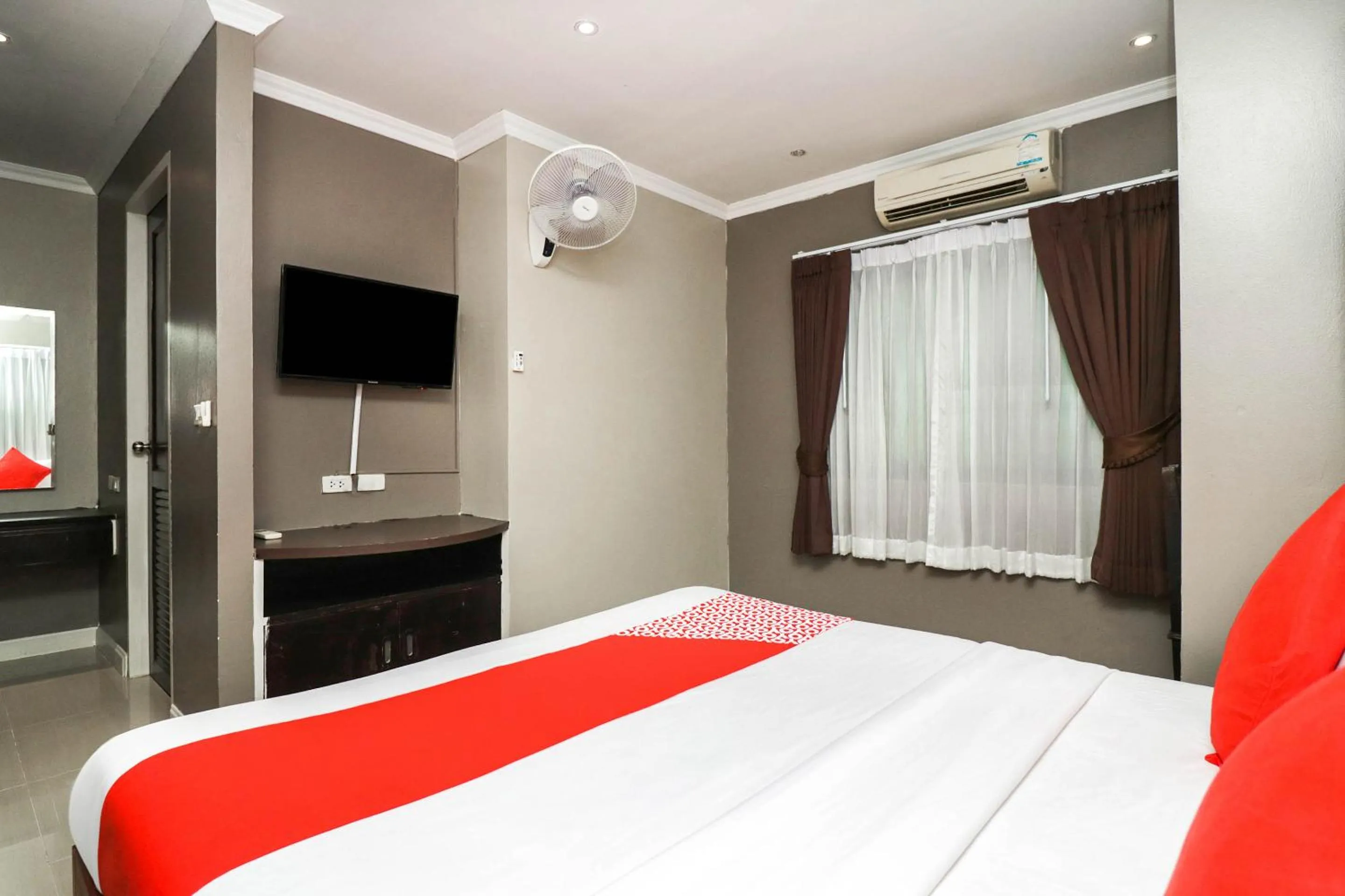 Bedroom, Bed in Natural Beach Hotel Pattaya