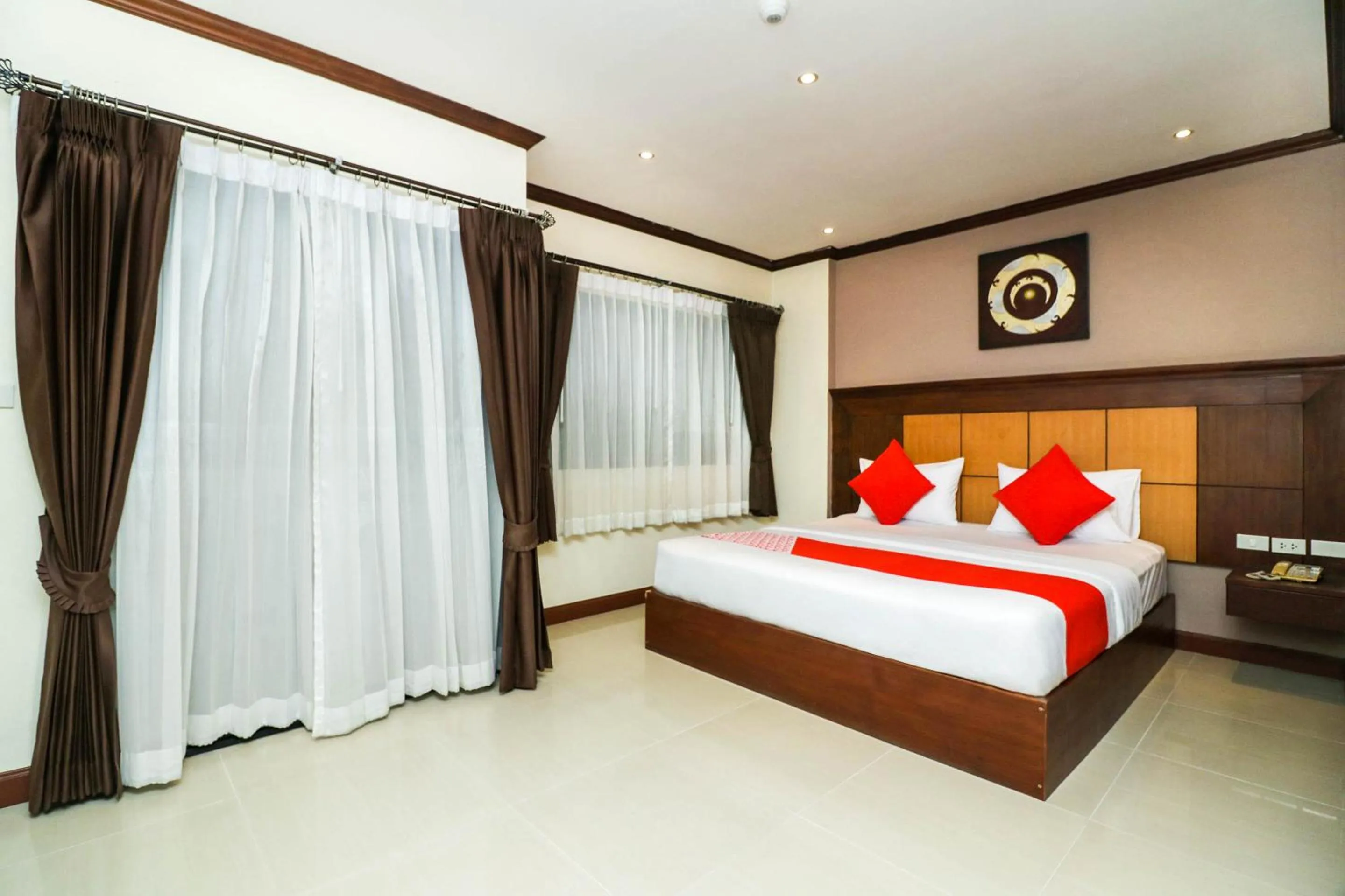 Bedroom, Bed in Natural Beach Hotel Pattaya