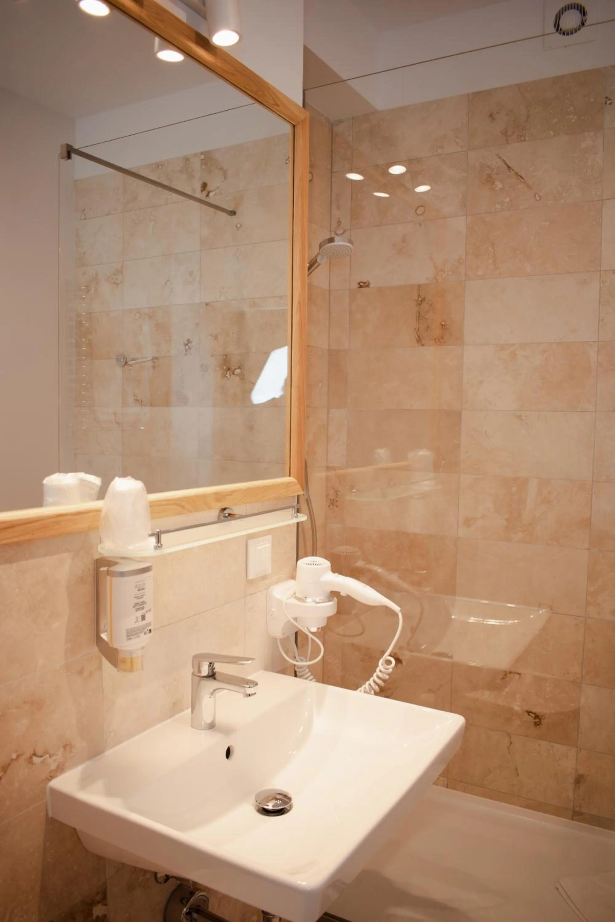 Shower in Hotel Dwór Polski