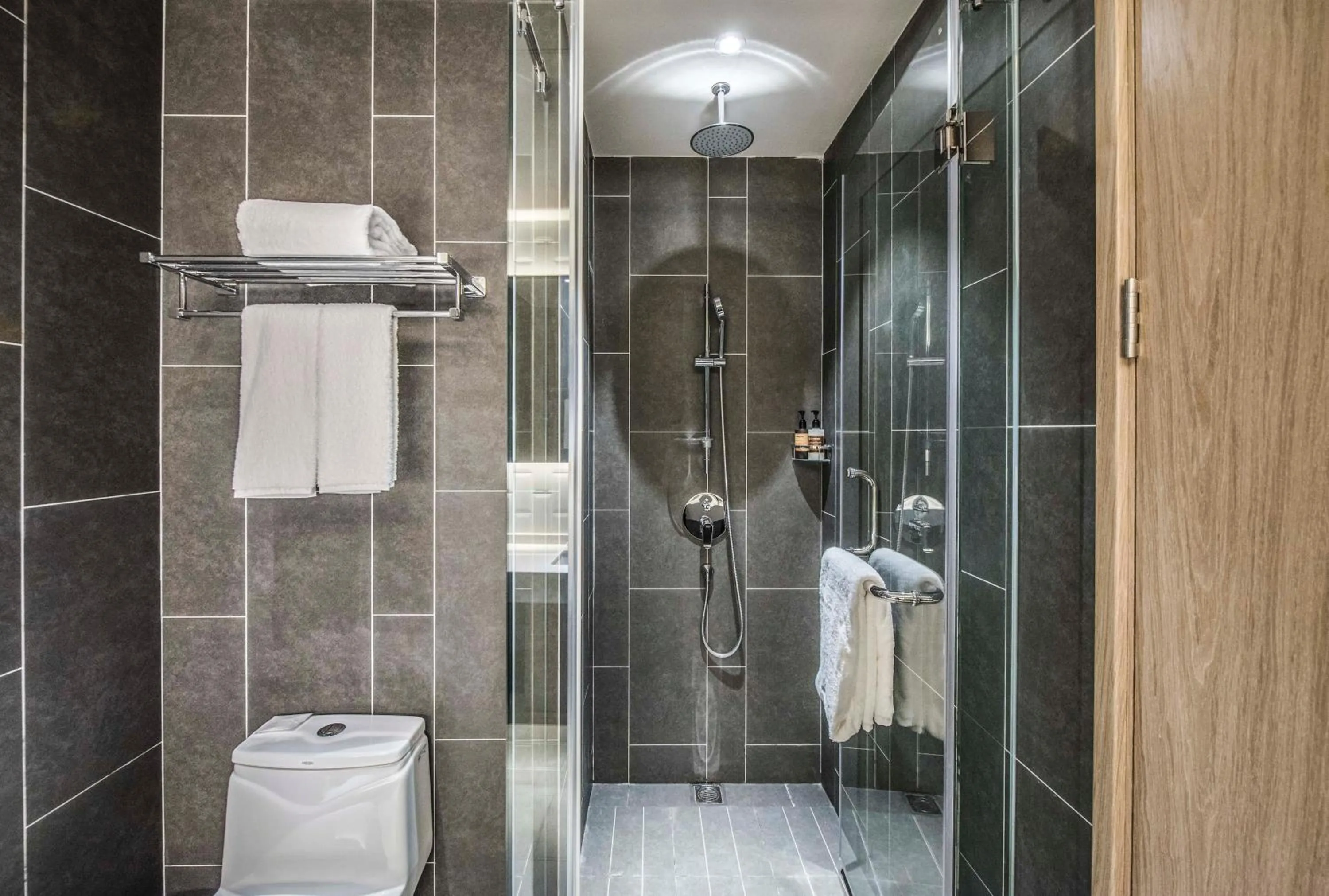 Shower in Q-Box Hotel Shanghai Sanjiagang -Offer Pudong International Airport and Disney shuttle