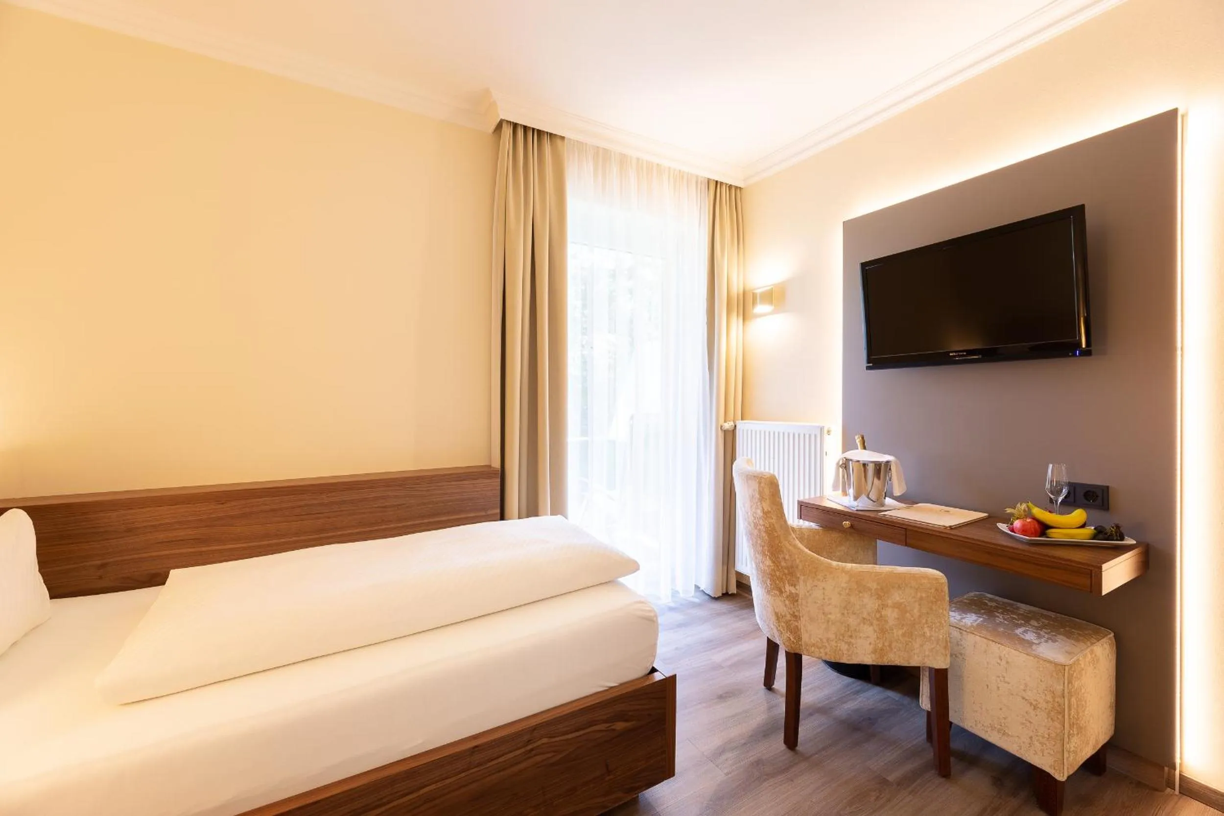 Photo of the whole room, Bed in Holzapfel