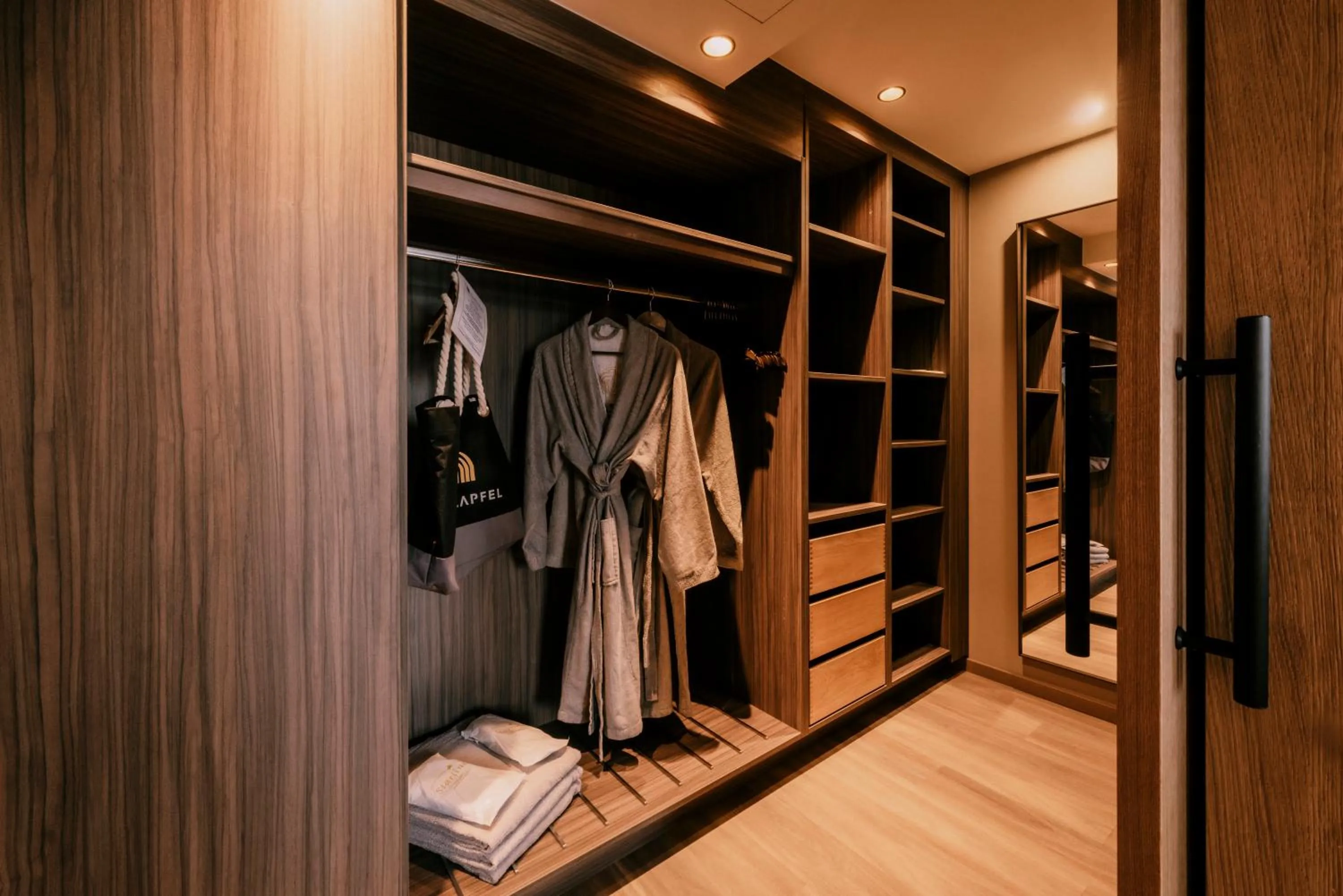 wardrobe in Holzapfel