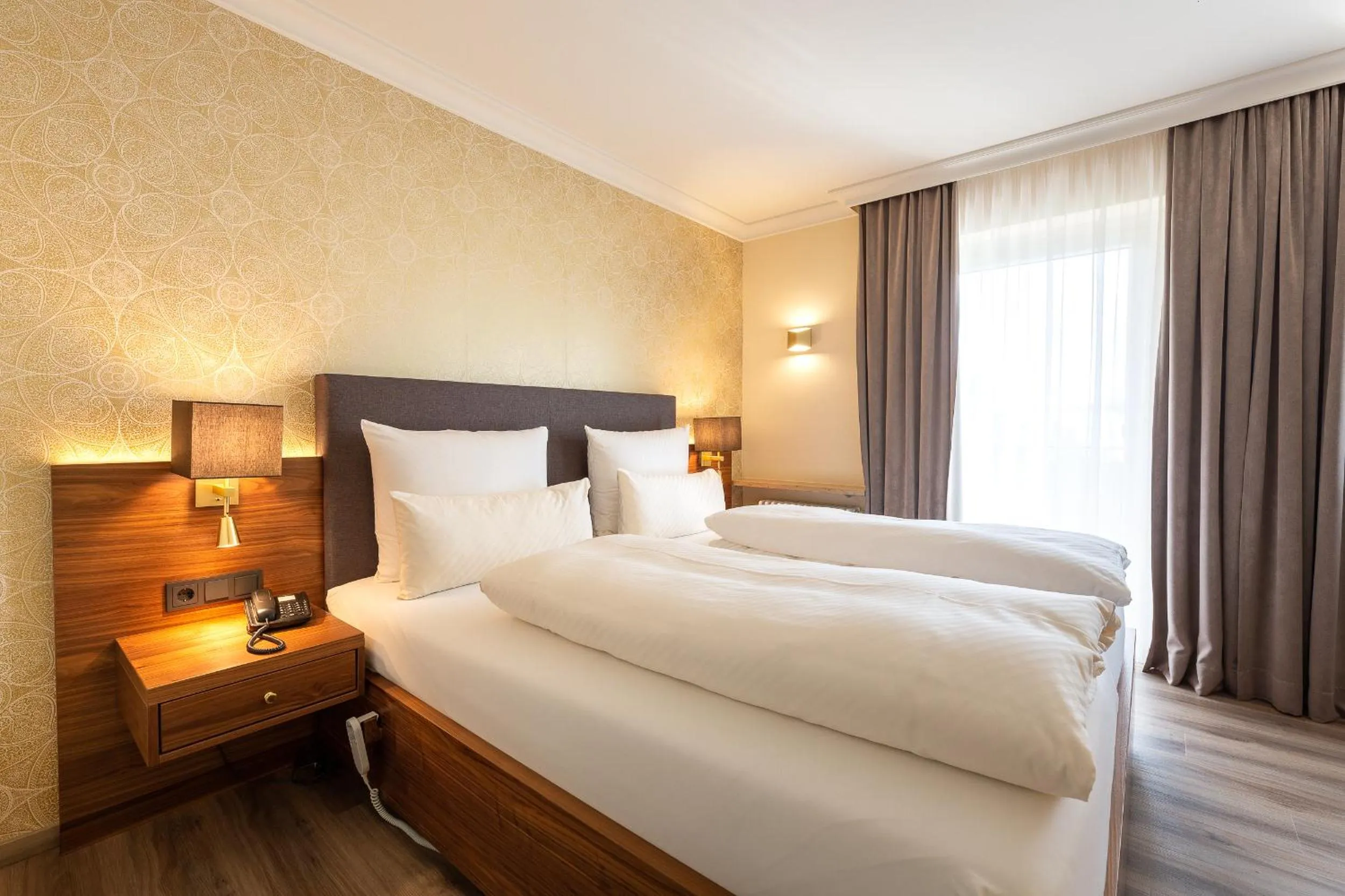 Bedroom, Bed in Holzapfel