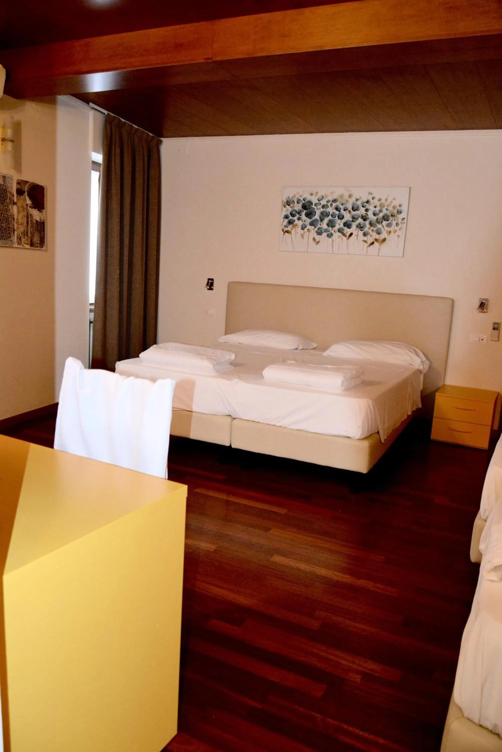 Photo of the whole room, Bed in Hotel Pinamonte