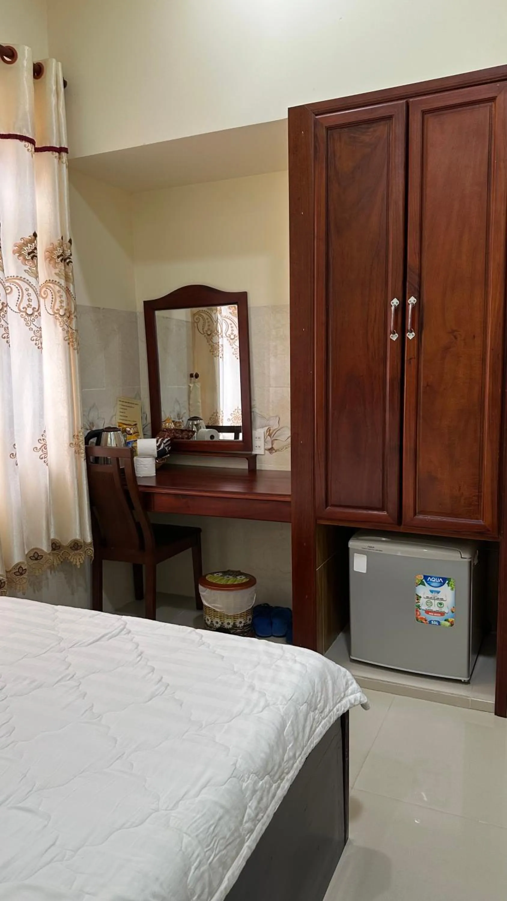 wardrobe, Bed in Ngọc Nam Hotel