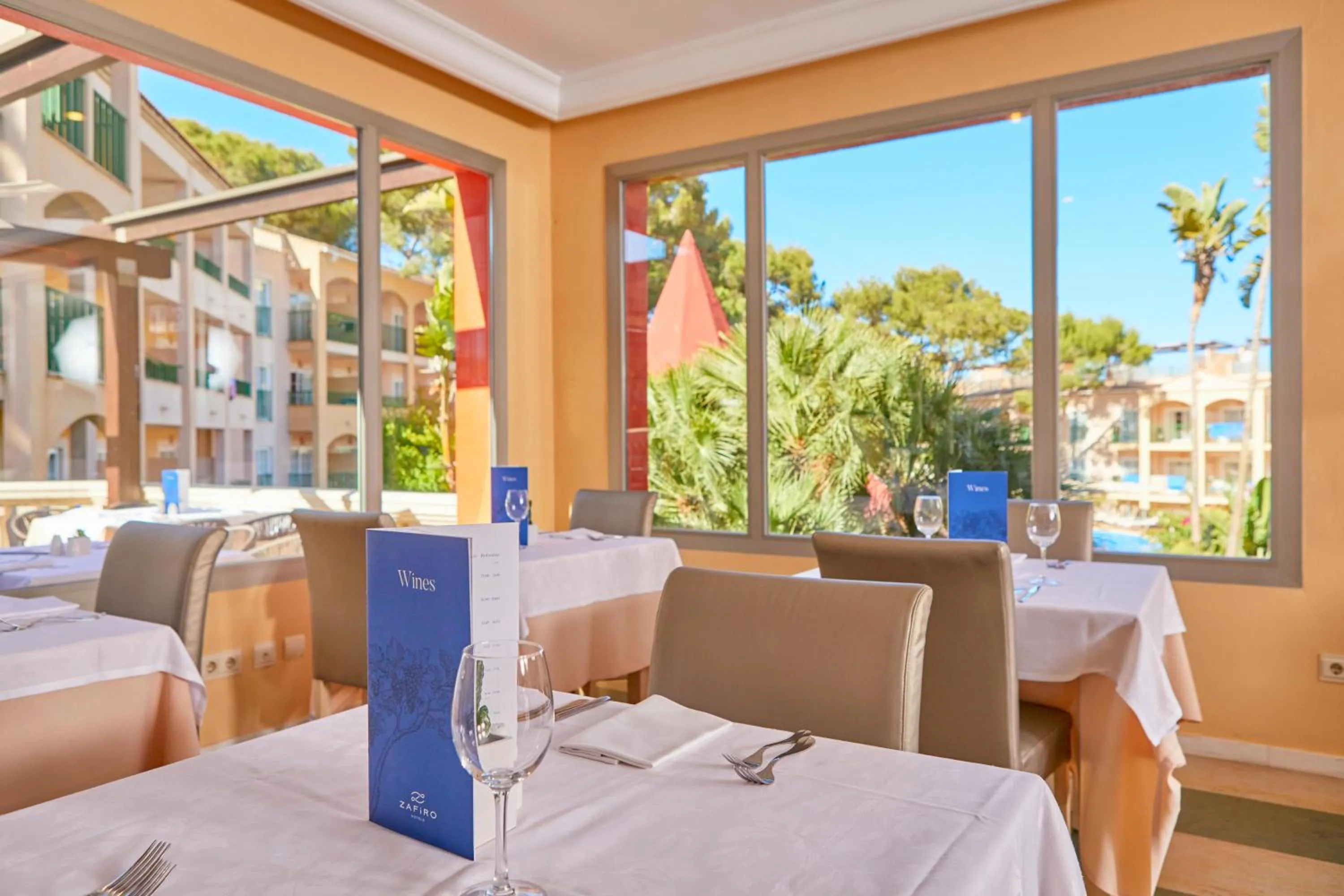 Restaurant/places to eat in Zafiro Cala Mesquida