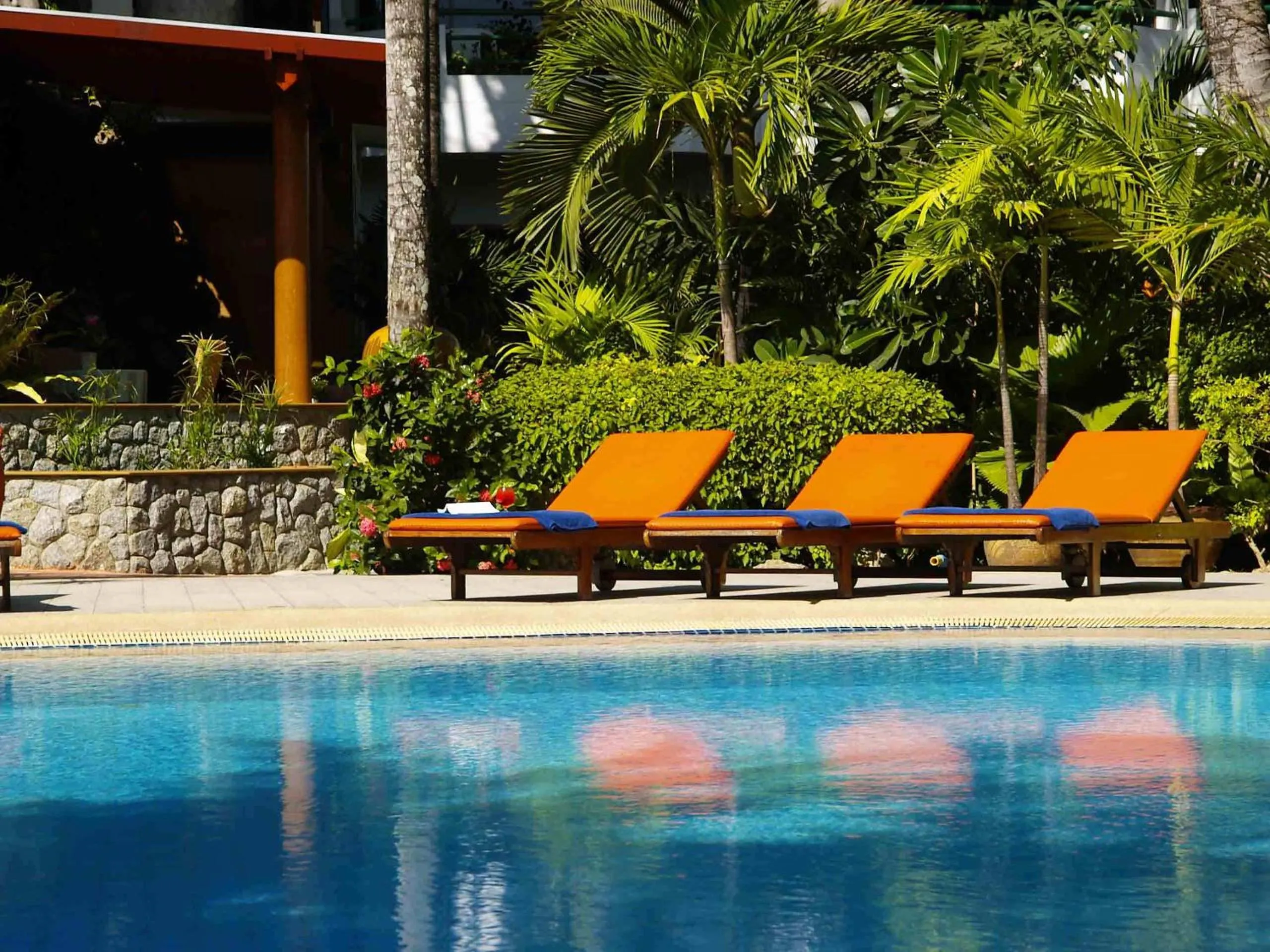 Swimming pool in Safari Beach Hotel Patong