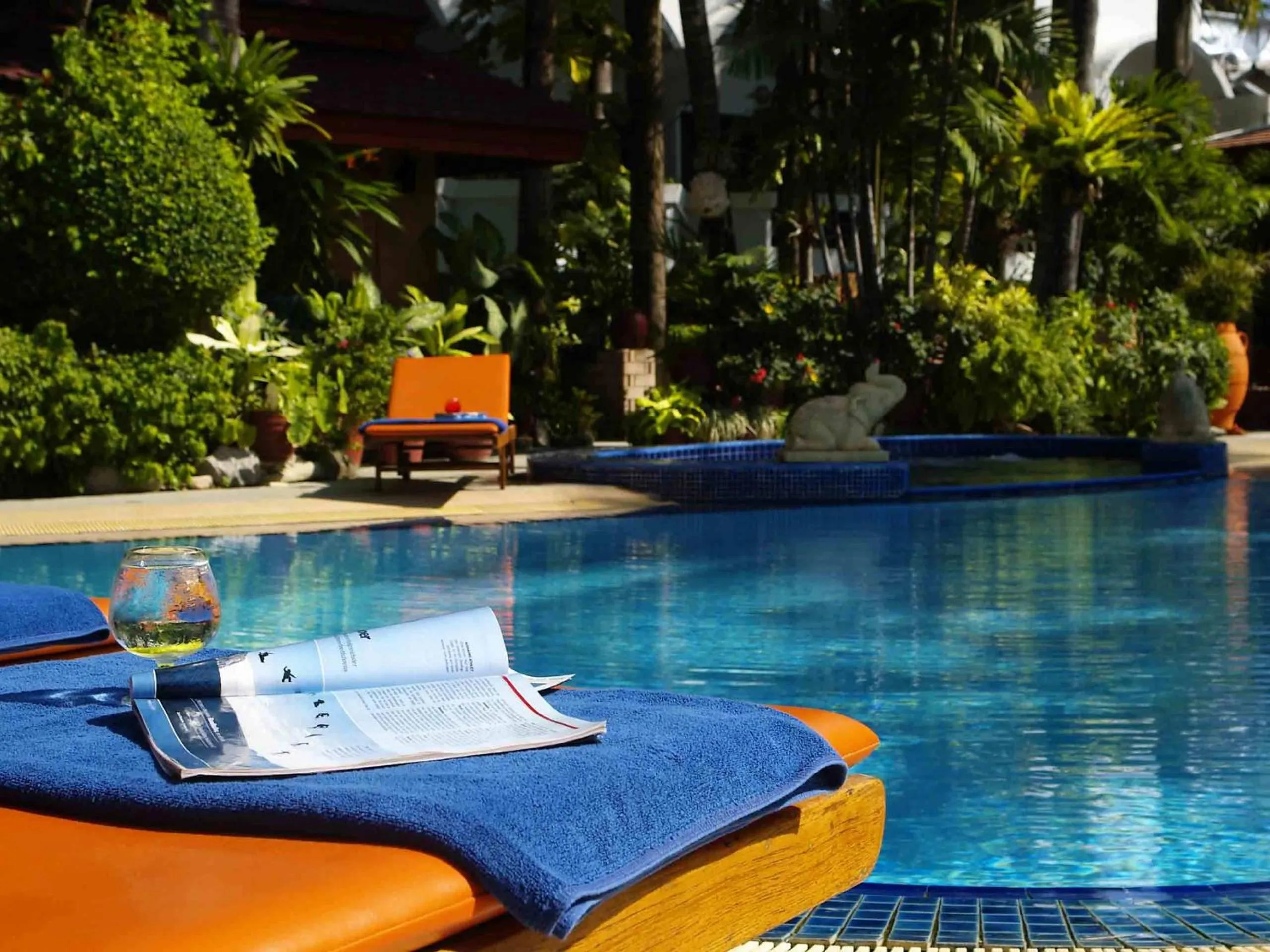 Swimming pool in Safari Beach Hotel Patong