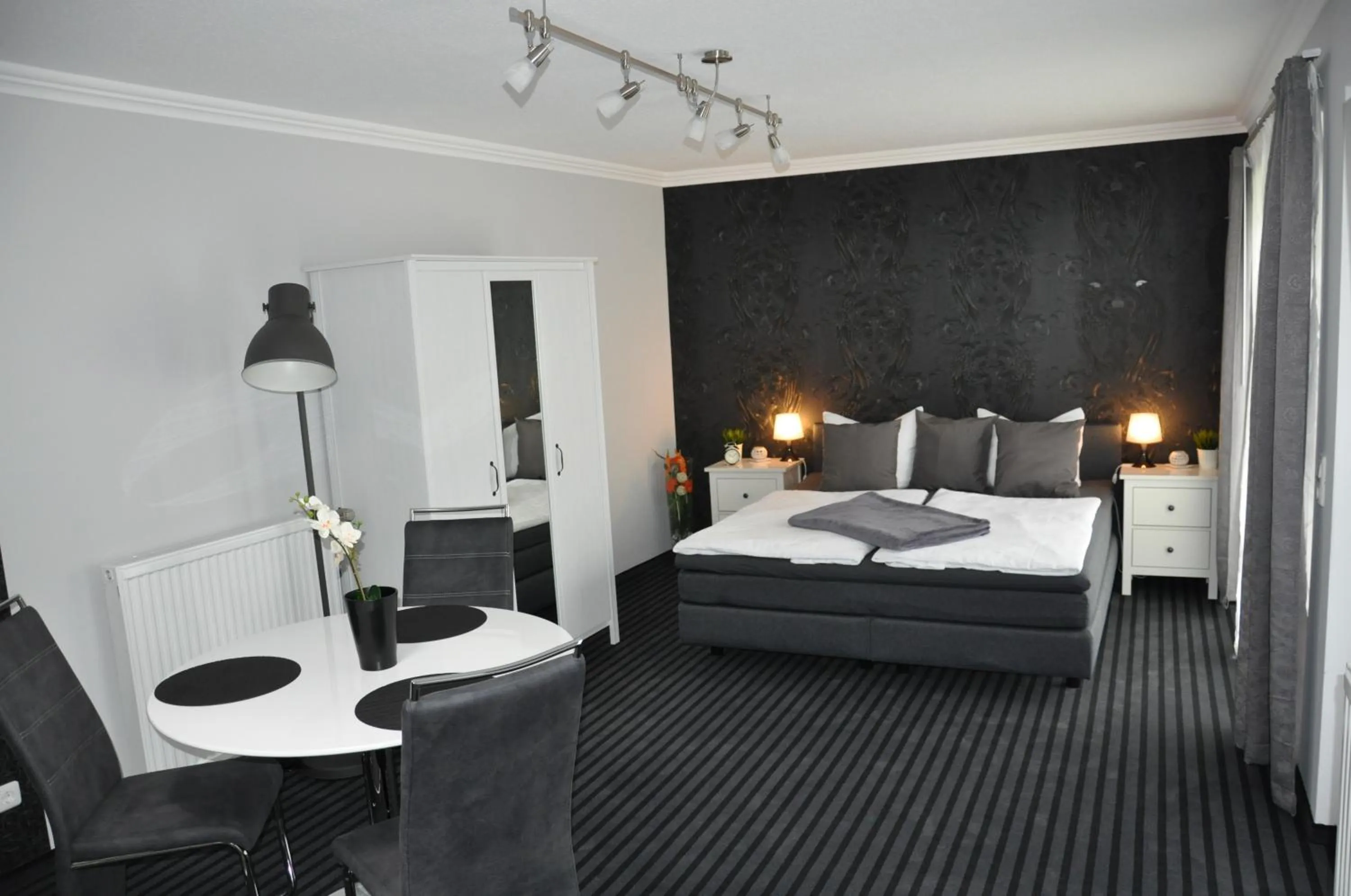 Photo of the whole room, Bed in Pension & Ferienwohnungen Schneidereit