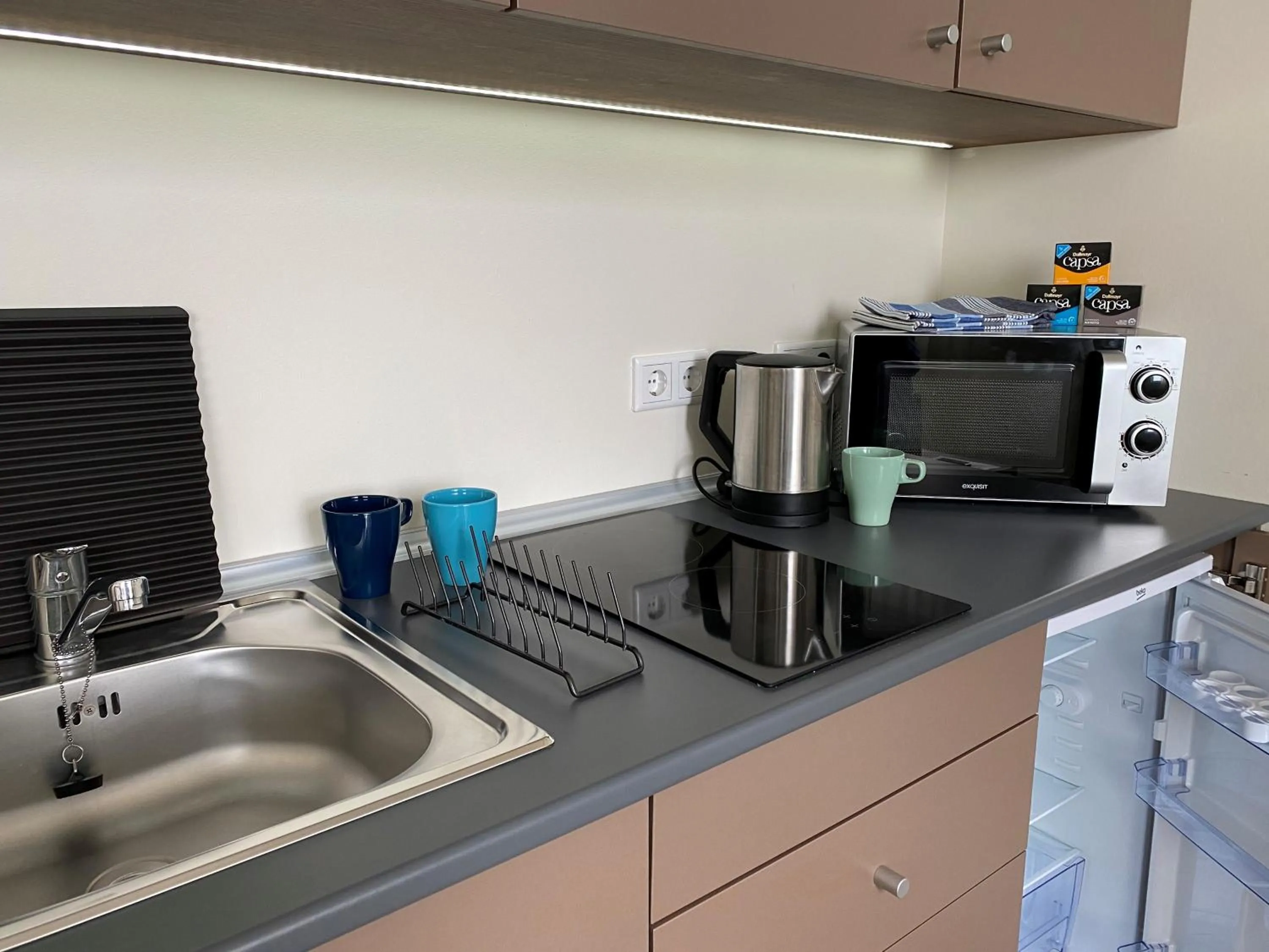 Kitchen or kitchenette in Motel Plus Schönefeld