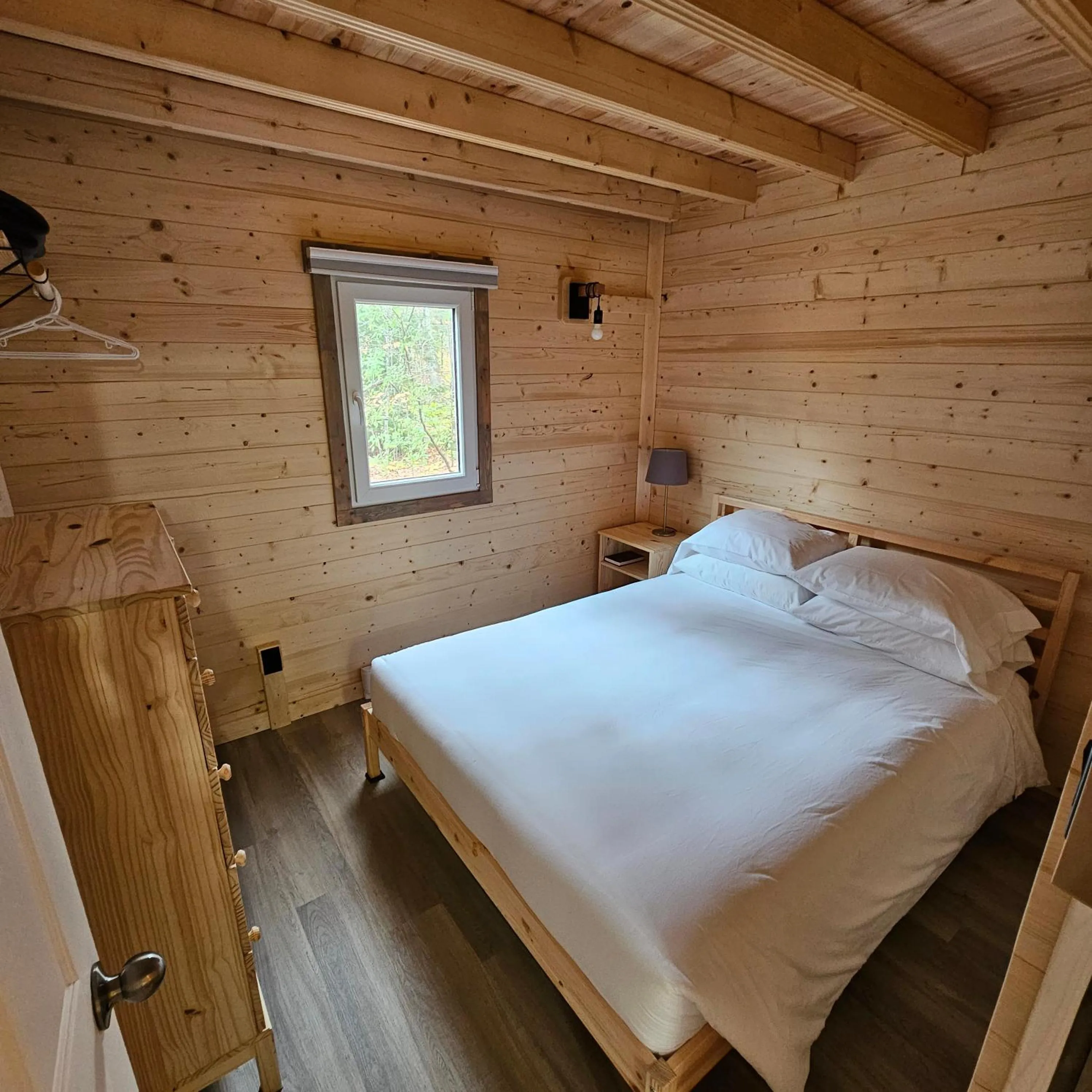 Bed in Parkway Cottage Resort and Trading Post