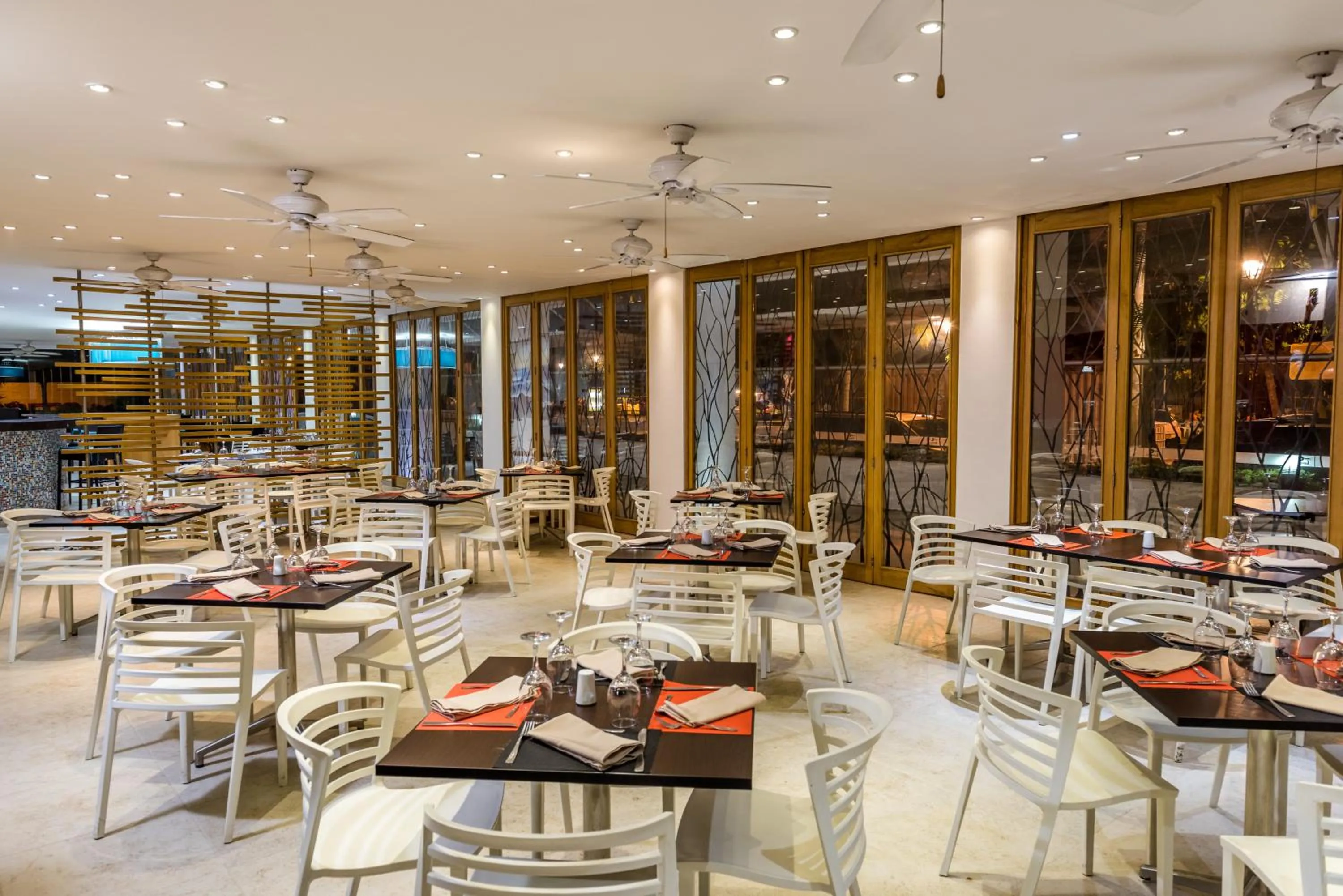 Restaurant/places to eat in Blu Hotel by Tamaca