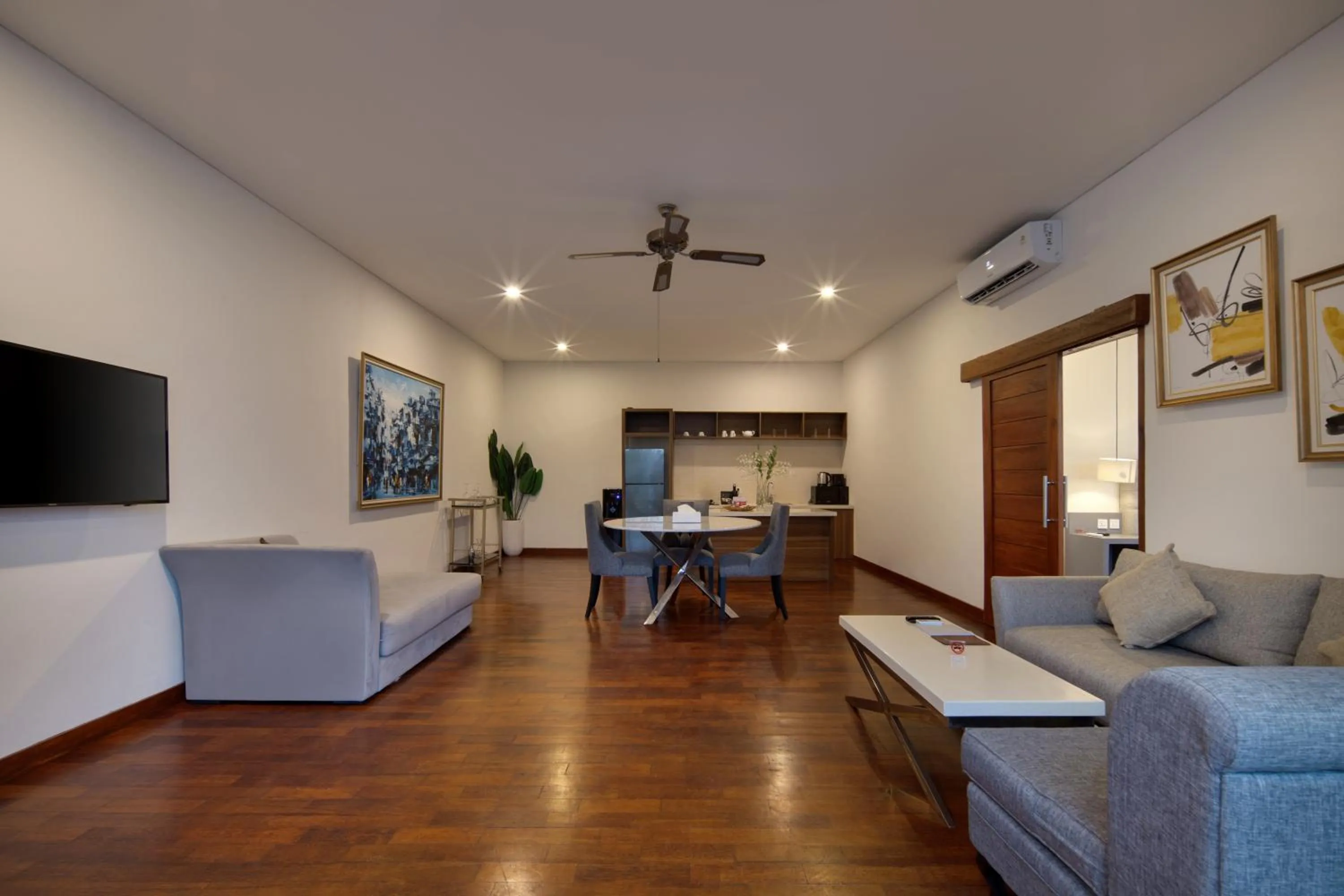 Communal lounge/ TV room in The Daha Luxury Villas