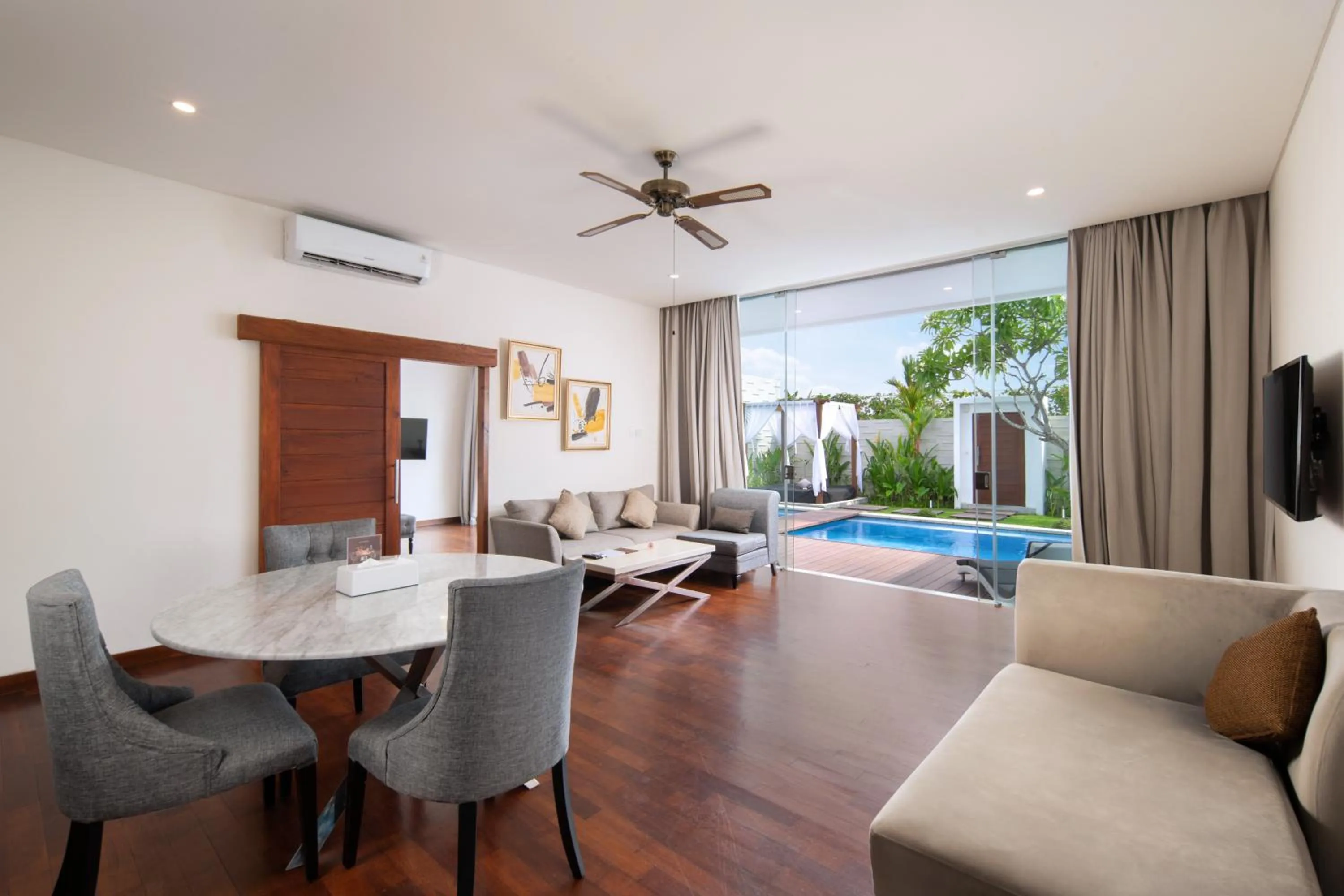 Communal lounge/ TV room in The Daha Luxury Villas