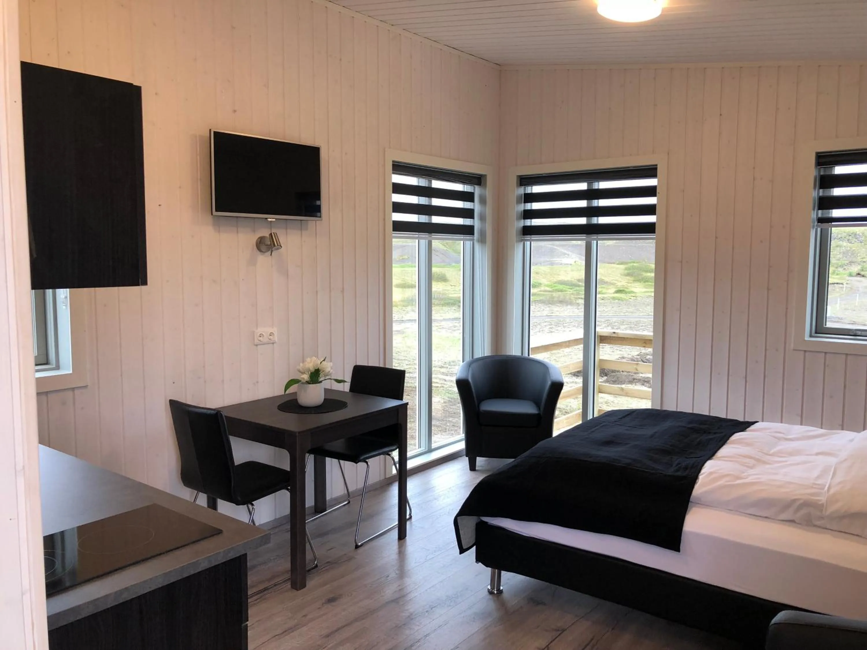 TV and multimedia, Bed in Afternoon Cottages