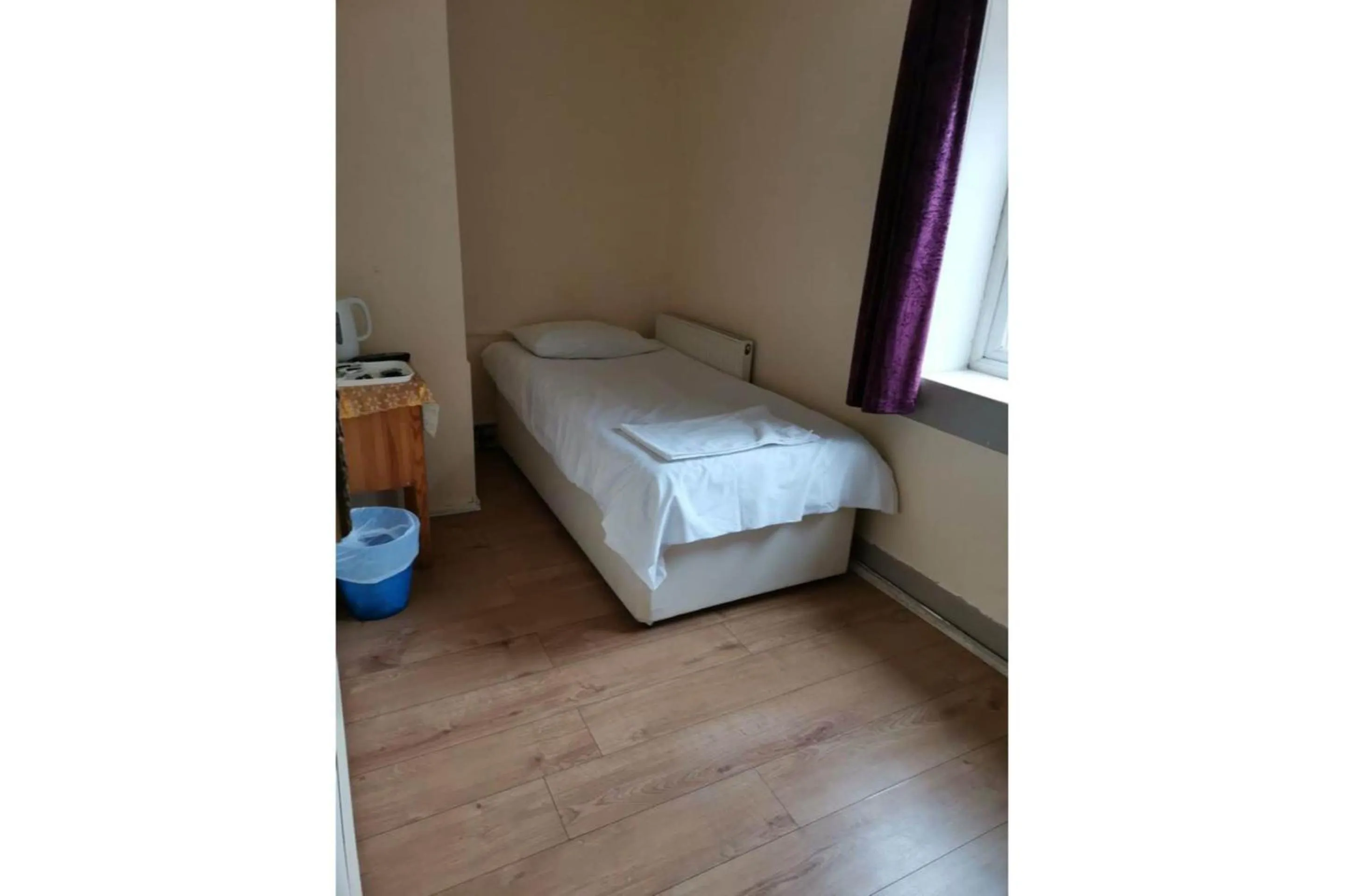 Bedroom, Bed in Swan Inn, Heathrow Airport